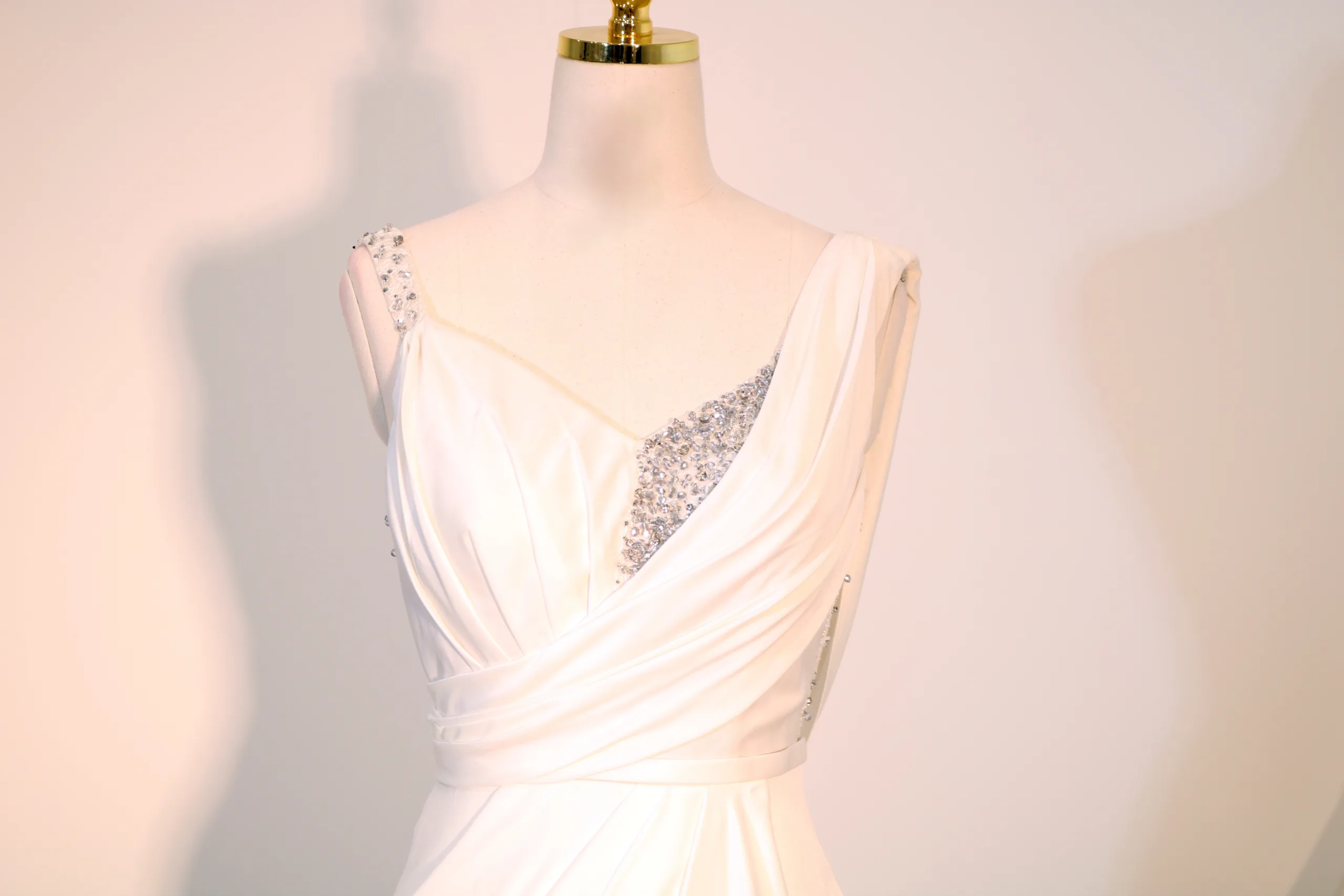 robe satinée blanche