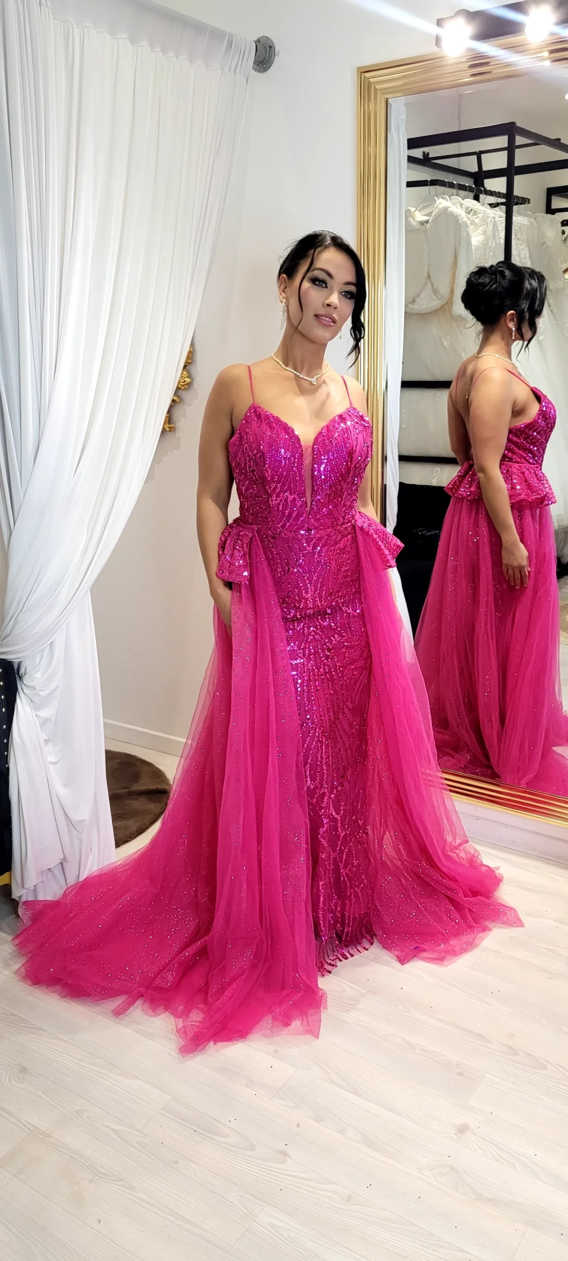 Robe de soirée longue brodée à sequins avec traîne en tulle