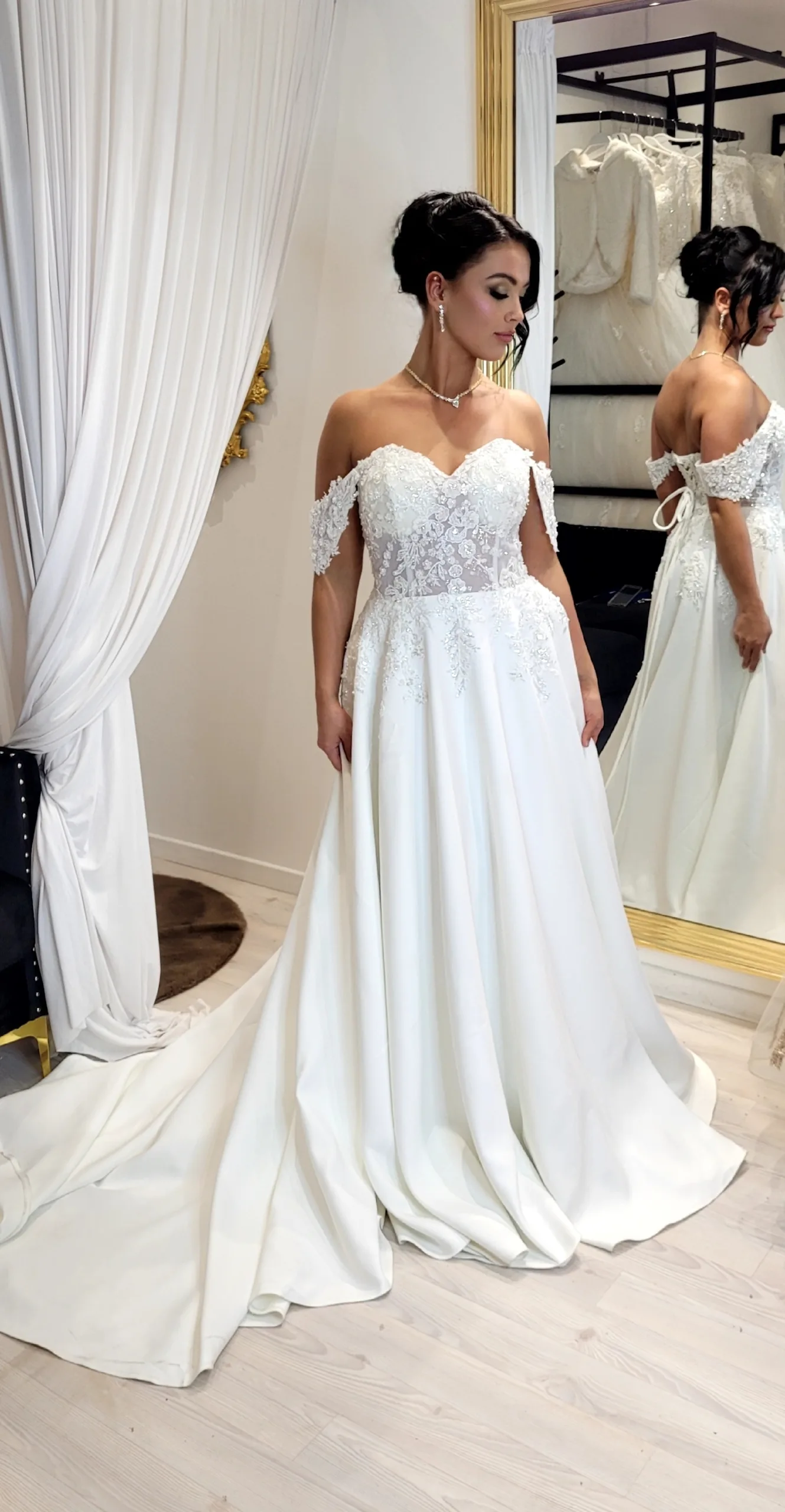 Robe de mariée en dentelle évasée – Élégance intemporelle & féminité absolue