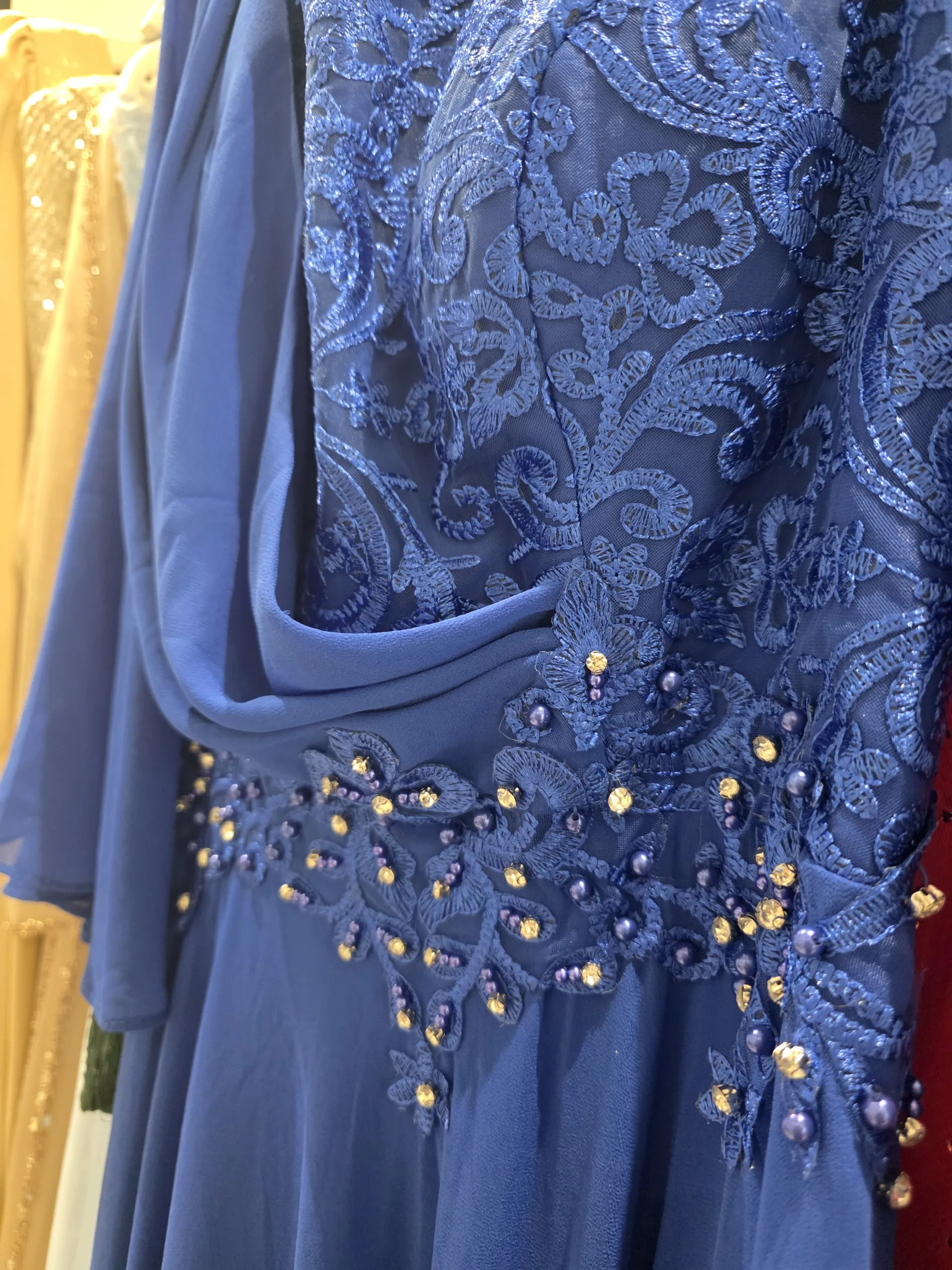 Robe longue bleu royal en mousseline et dentelle brodée – Image 3