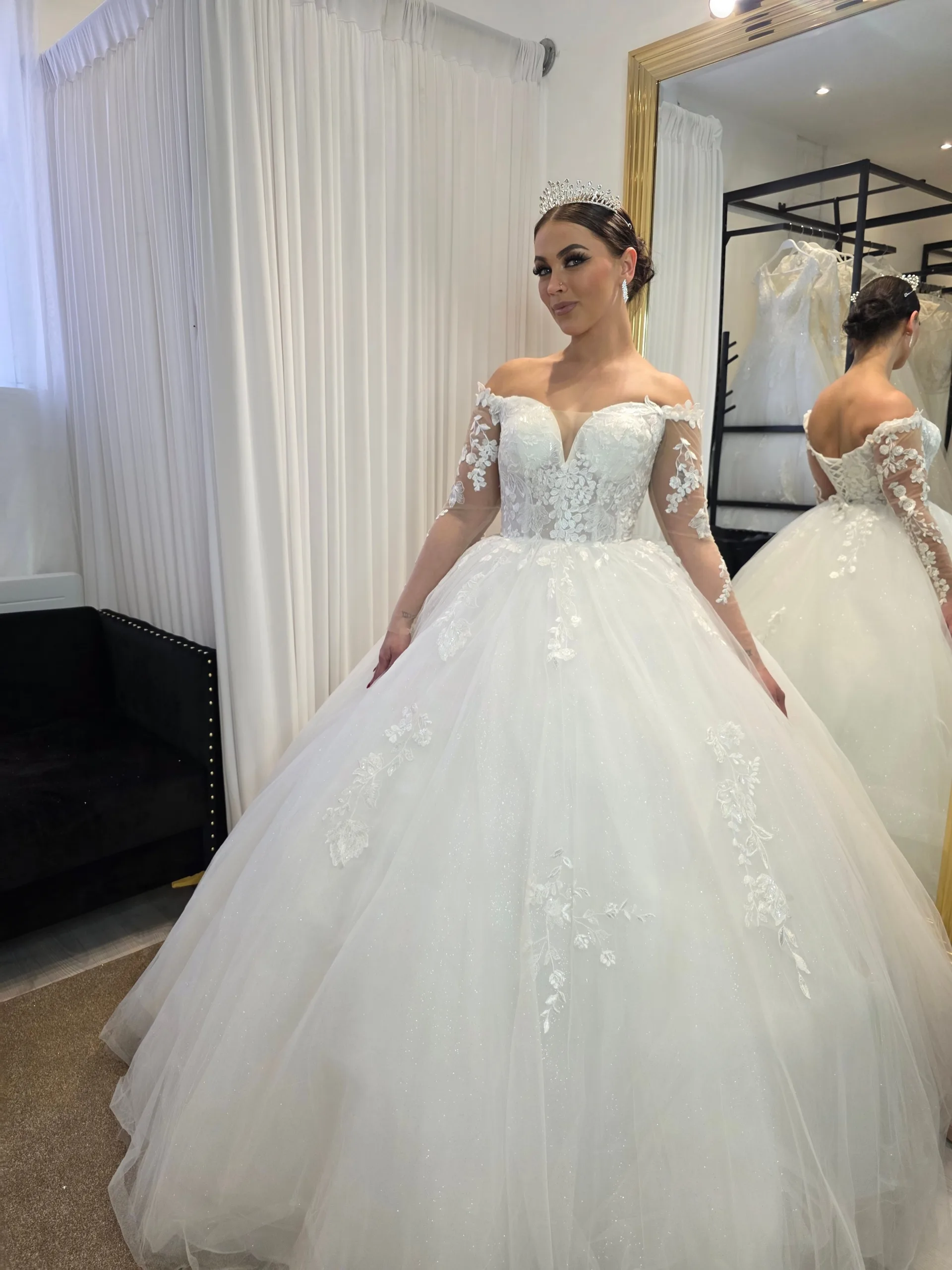 Robe de mariée romantique à manches en dentelle florale et jupe en tulle – Image 2
