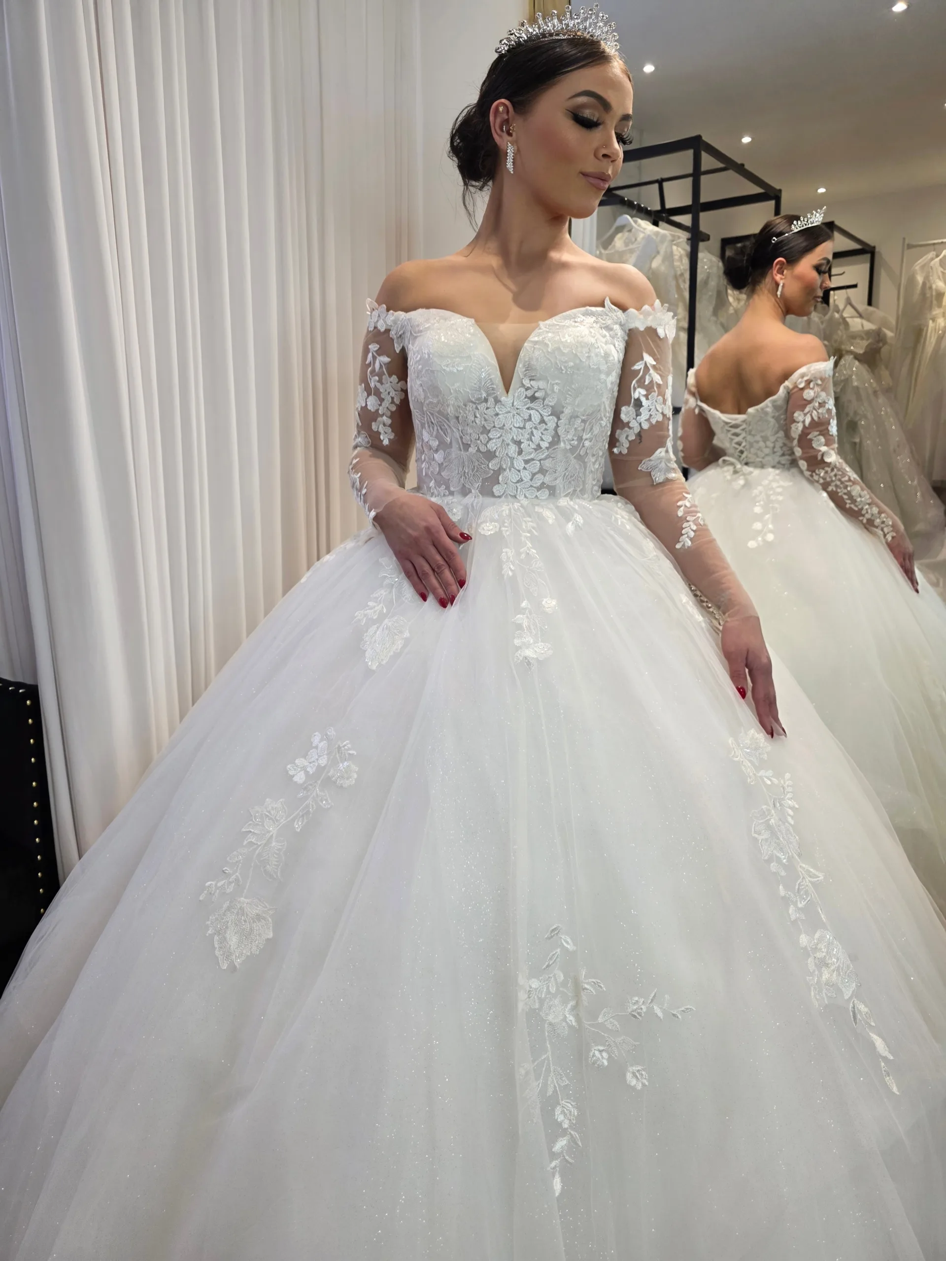 Robe de mariée romantique à manches en dentelle florale et jupe en tulle – Image 3