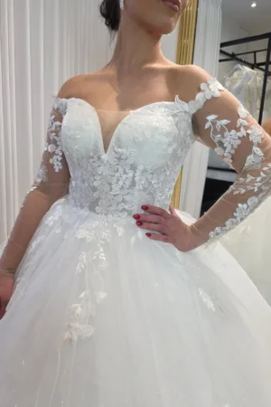 Robe de mariée romantique à manches en dentelle florale et jupe en tulle