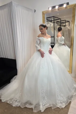 Robe de mariée princesse en dentelle à manches longues et encolure dégagée
