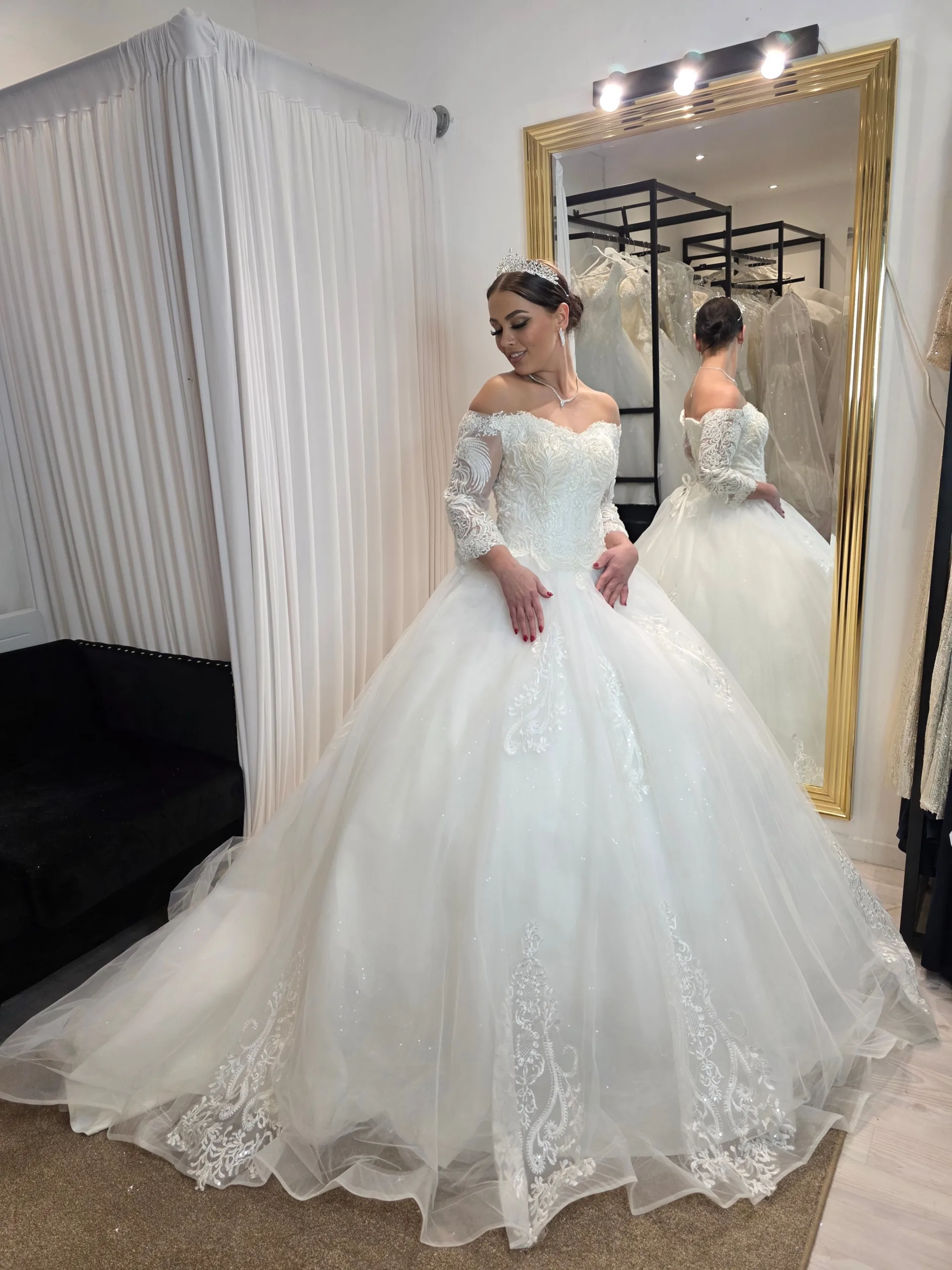Robe de mariée princesse en dentelle à manches longues et encolure dégagée
