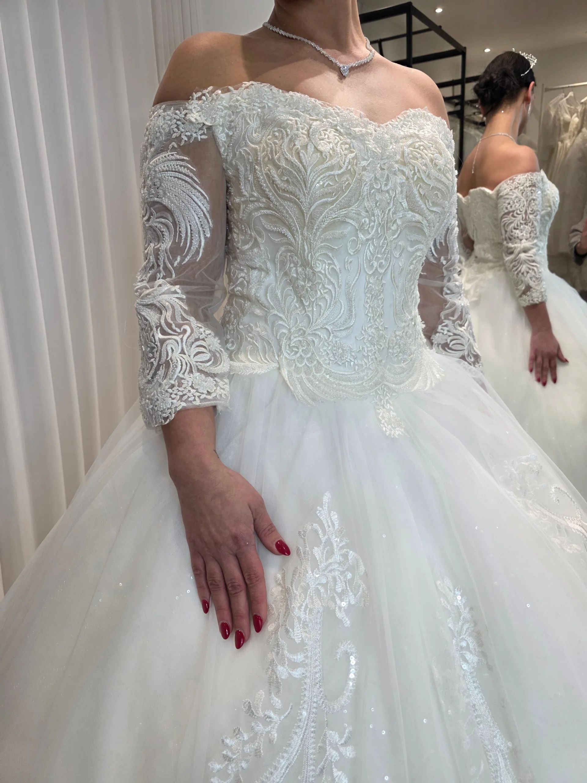 Robe de mariée princesse en dentelle à manches longues et encolure dégagée – Image 3