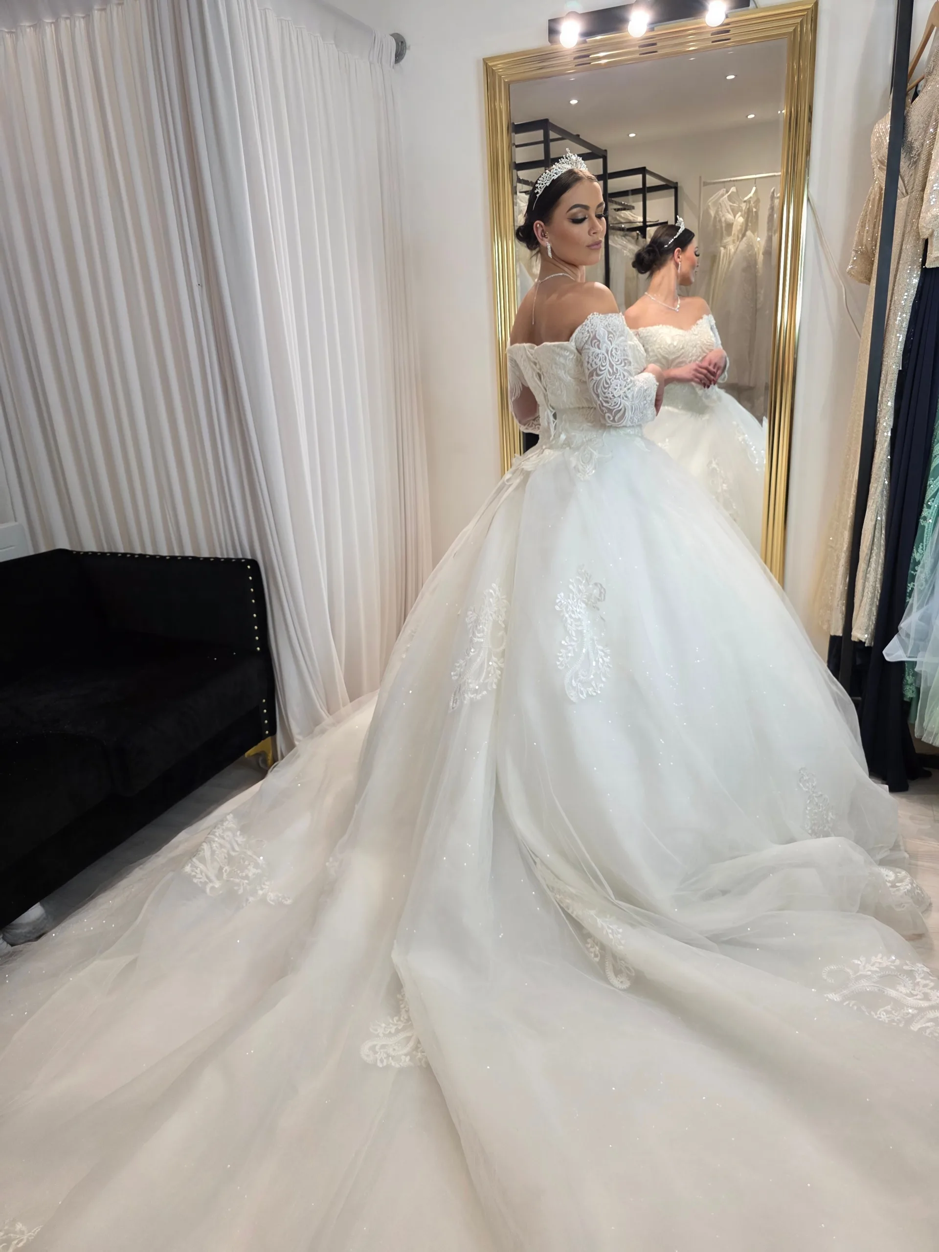 Robe de mariée princesse en dentelle à manches longues et encolure dégagée – Image 2