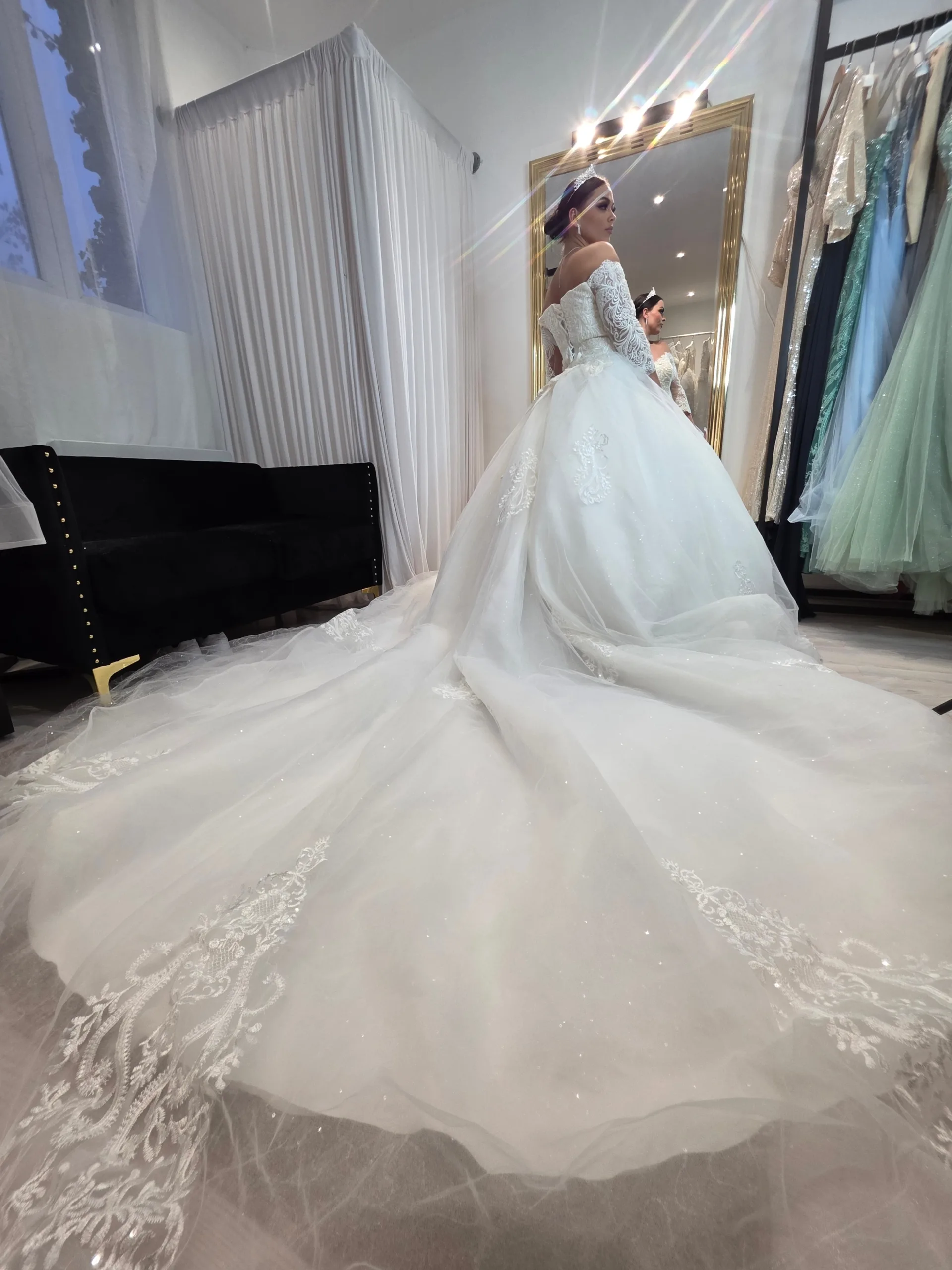 Robe de mariée princesse en dentelle à manches longues et encolure dégagée – Image 5