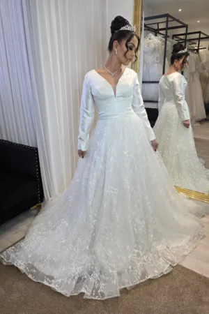 Robe de mariée élégance intemporelle à manches longues et jupe fluide en dentelle