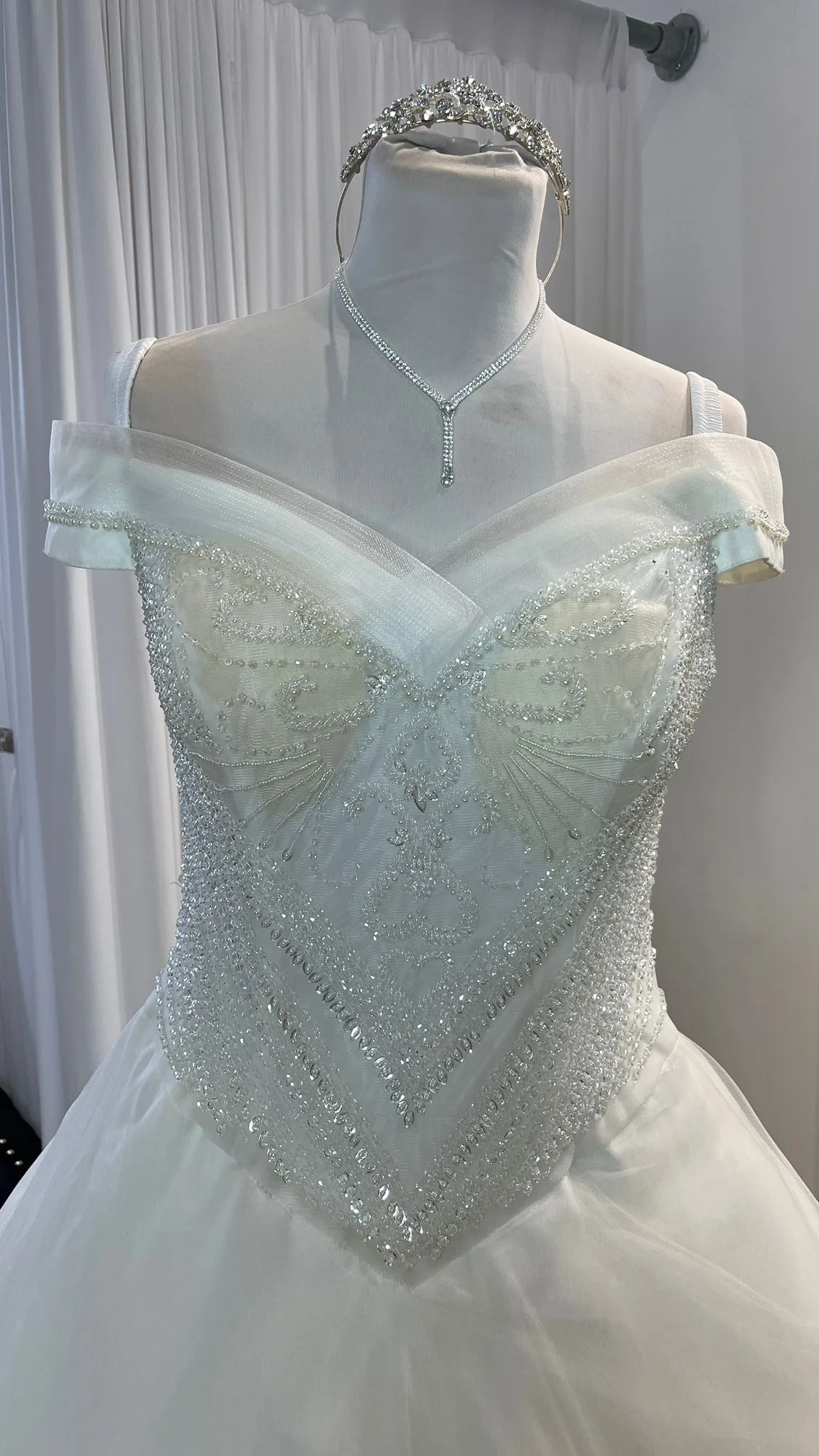 Robe de mariée princesse en tulle brodé, décolleté en cœur et dos lacé – Image 3