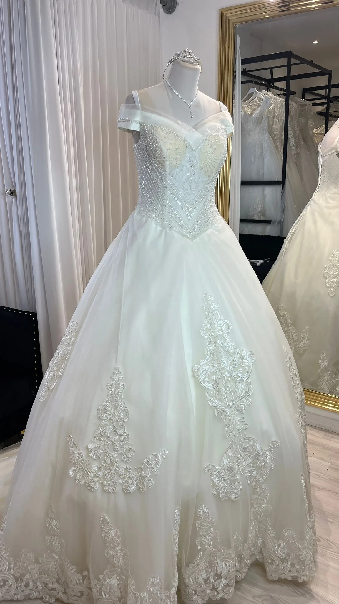 Robe de mariée princesse en tulle brodé, décolleté en cœur et dos lacé – Image 2