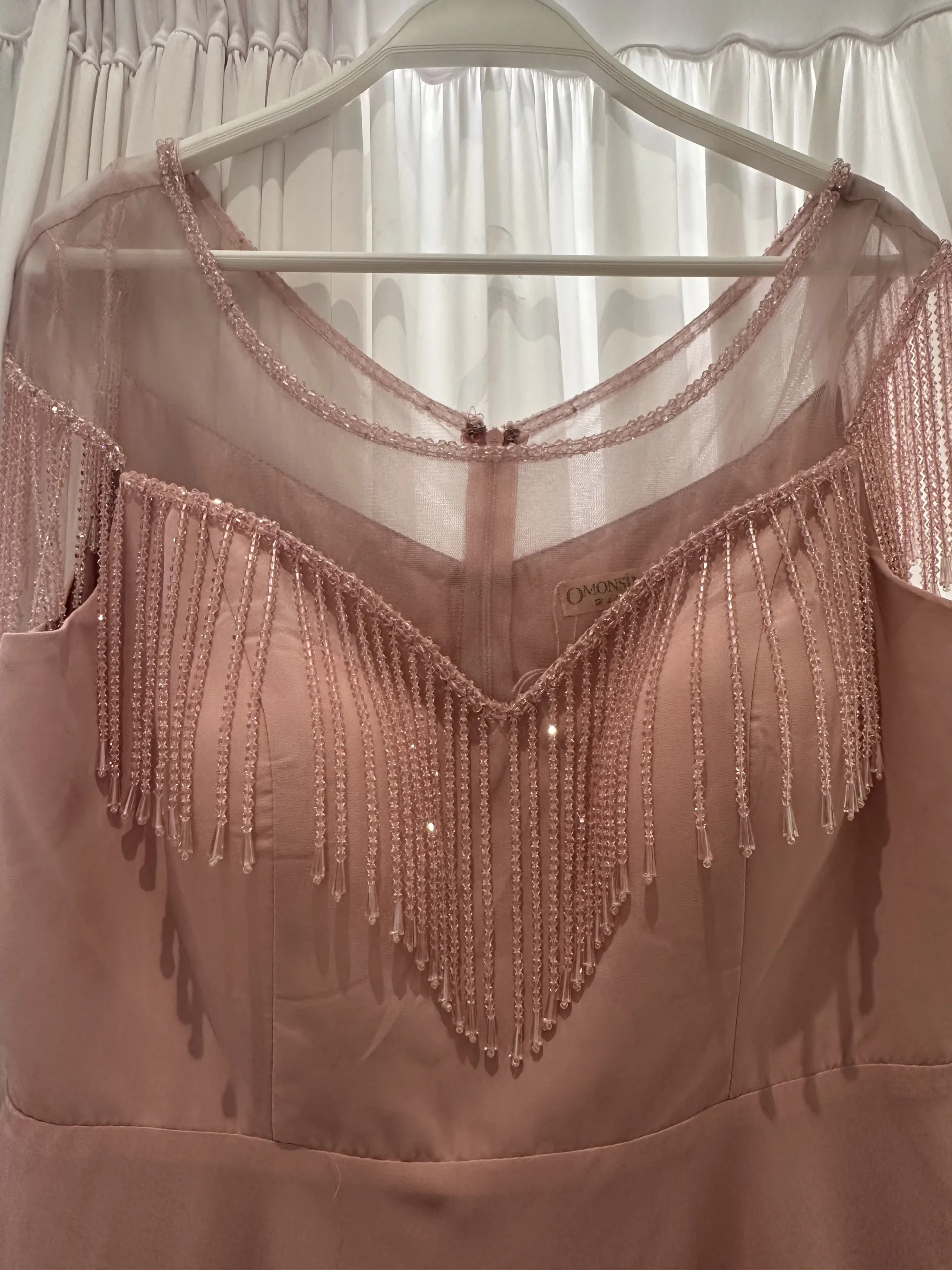 Robe longue raffinée à détails frangés – Image 2