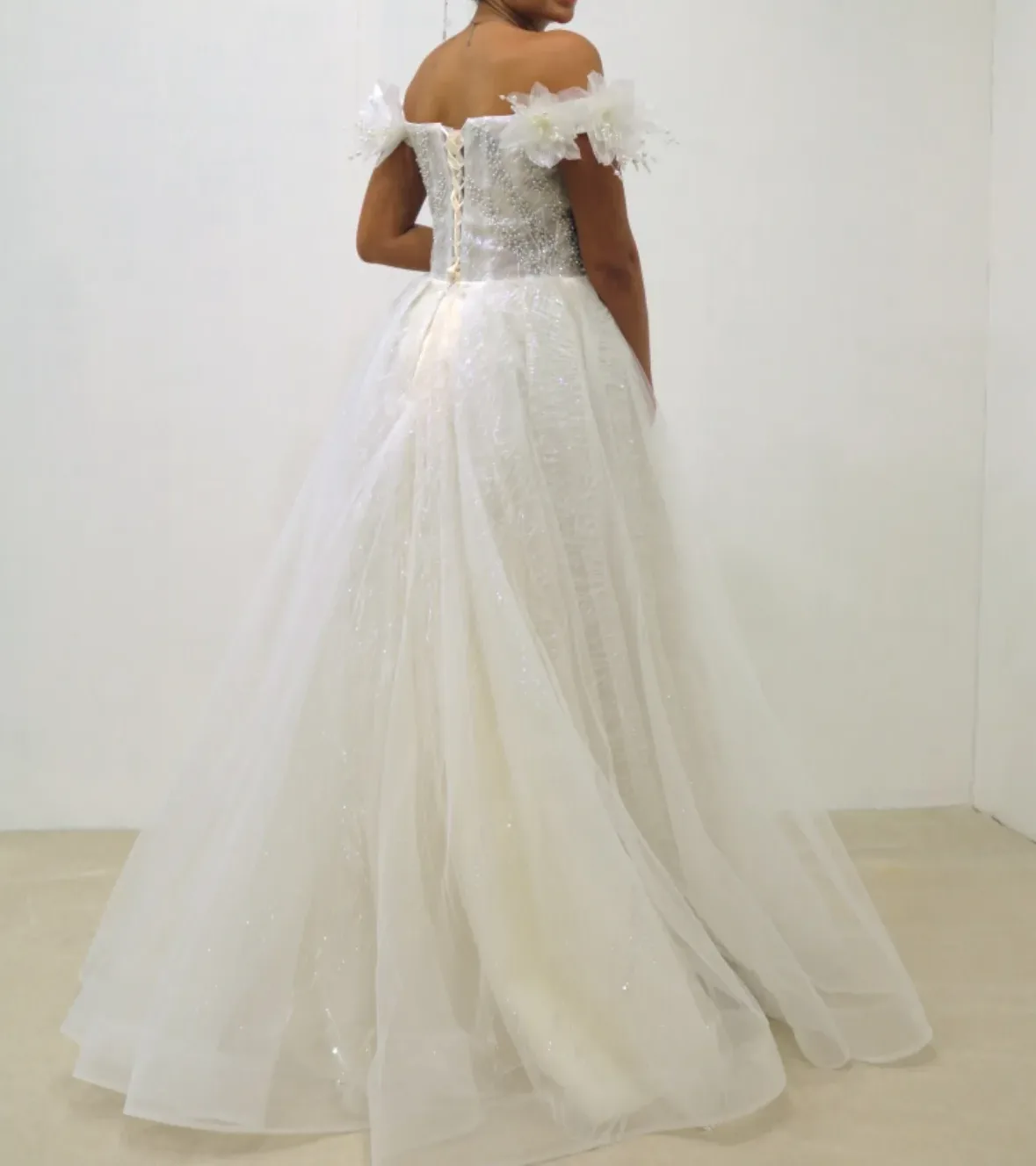 Robe de mariée princesse à bustier perlé et manches tombantes en plumes – Image 2