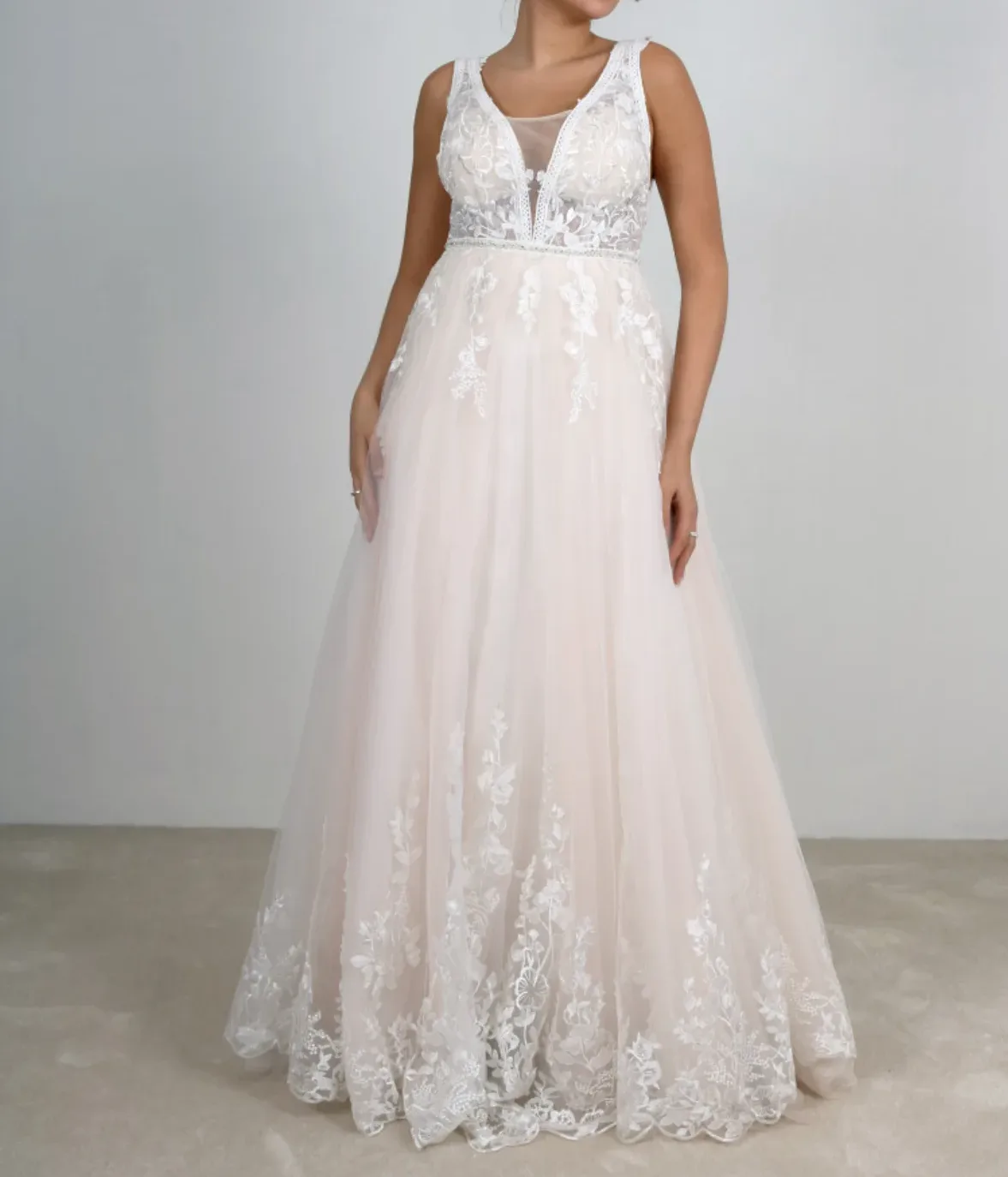 robe beige a dentelle