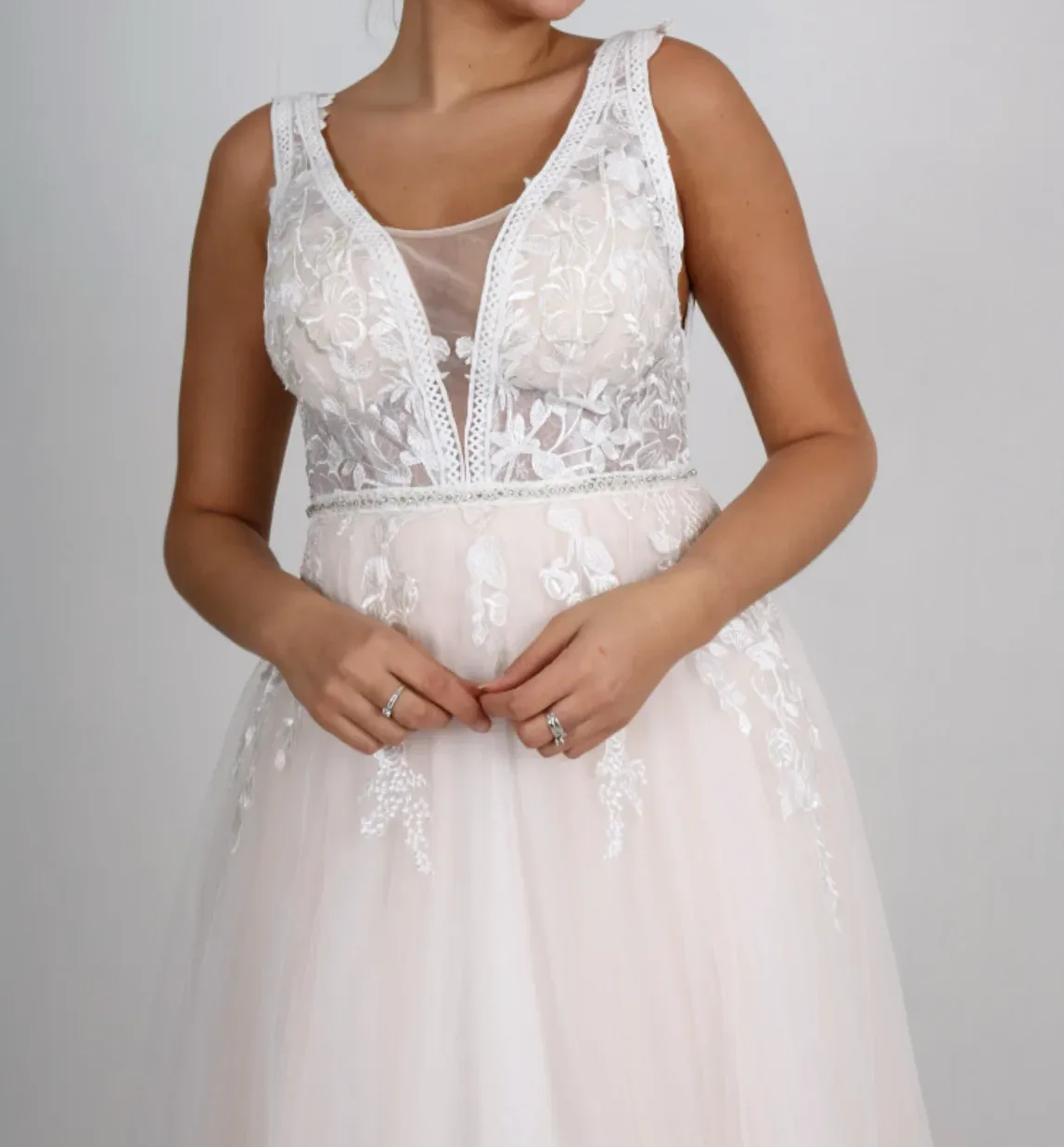 Robe de Mariée Ivoire en Dentelle à Décolleté en V – Image 4