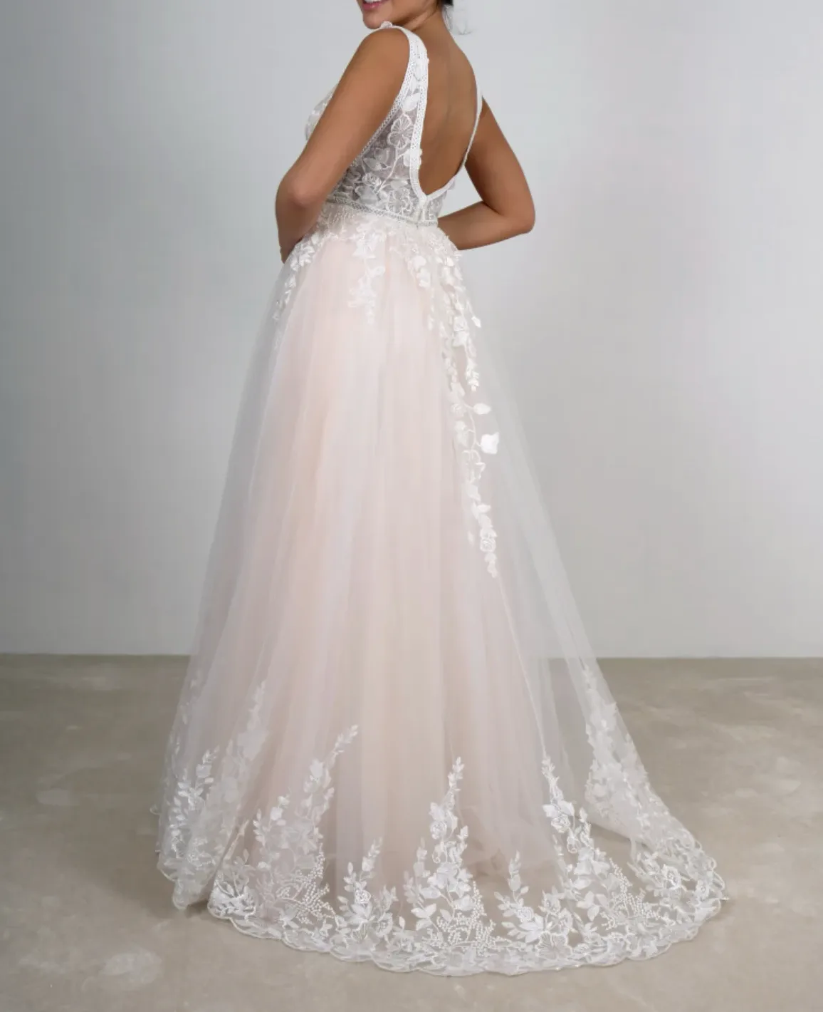 Robe de Mariée Ivoire en Dentelle à Décolleté en V – Image 2