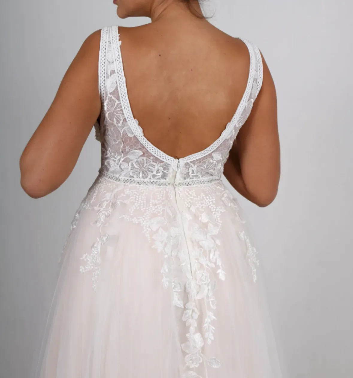 Robe de Mariée Ivoire en Dentelle à Décolleté en V – Image 3
