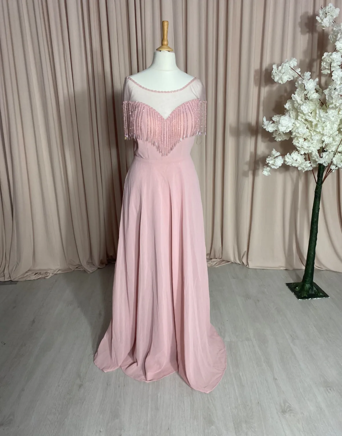 robe longue, raffinée à détails fangées