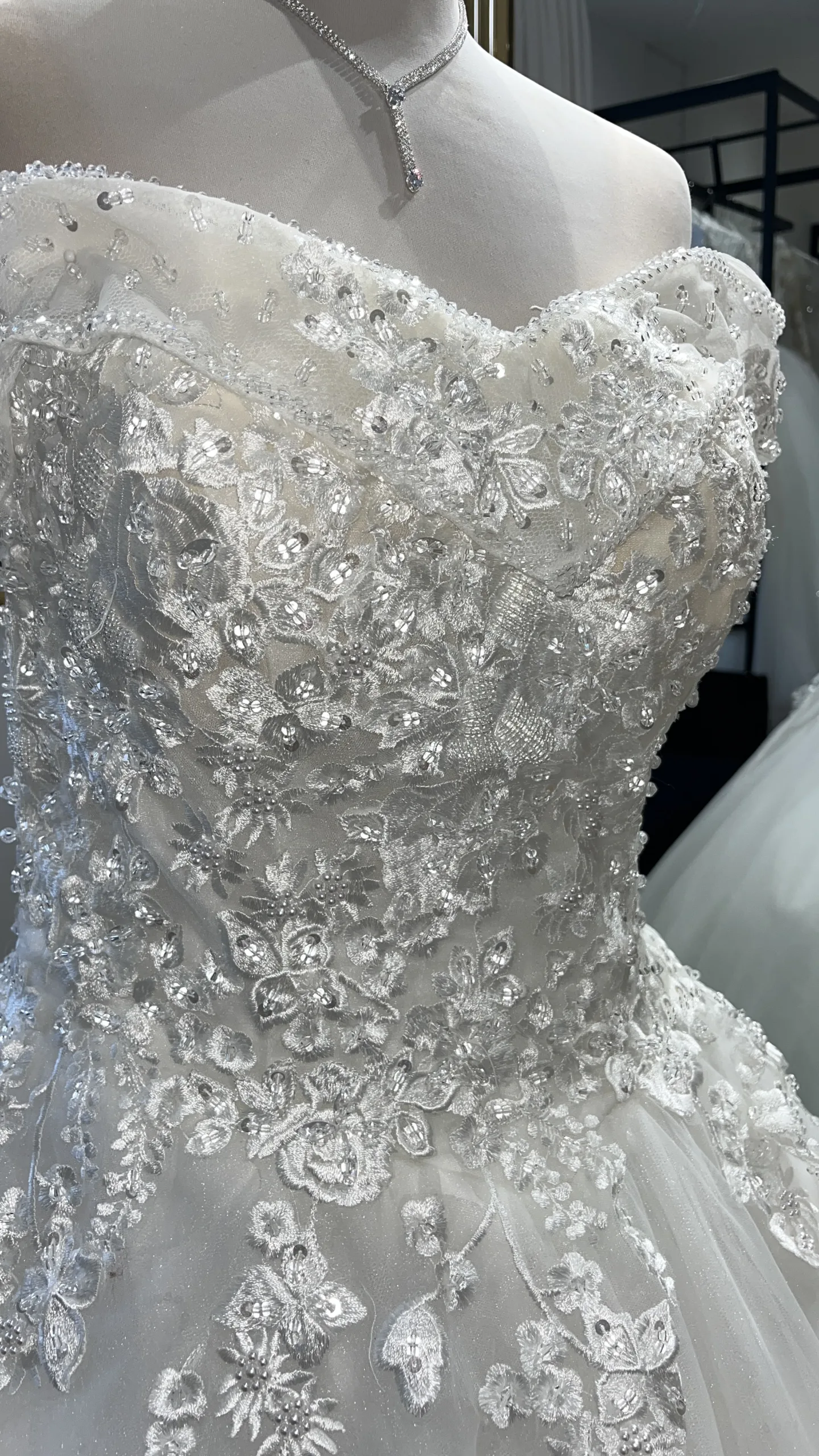 Robe de mariée élégante à col bateau, dentelle raffinée et traîne travaillée – Image 3
