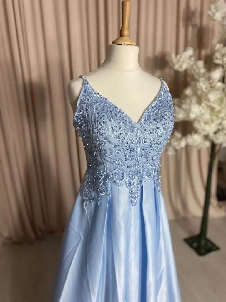 Robe de cocktail bleu clair inspirée de l’élégance de Cendrillon – Image 2