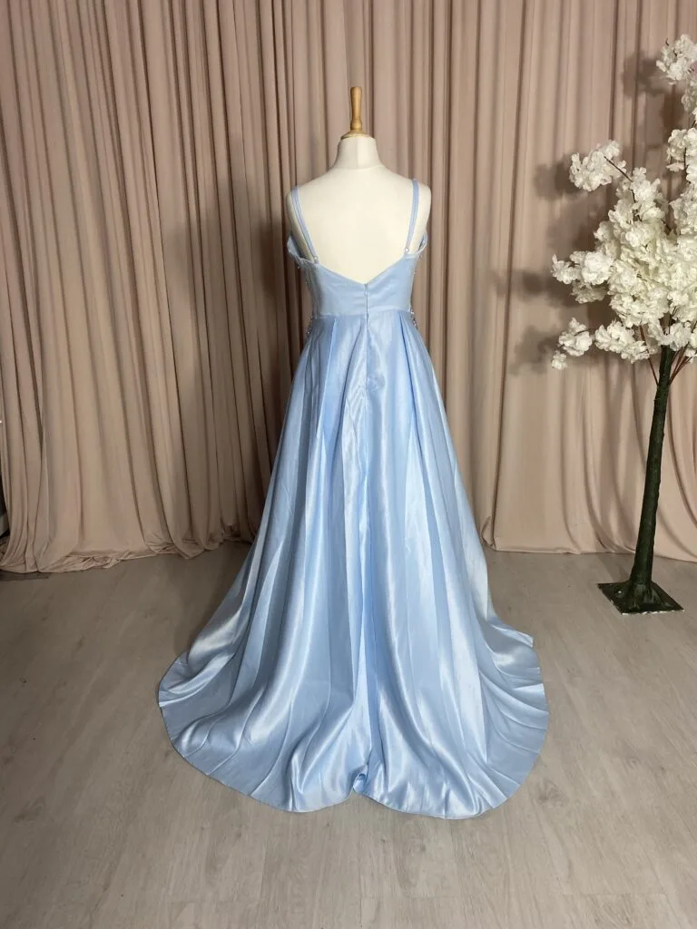 Robe de cocktail bleu clair inspirée de l’élégance de Cendrillon – Image 3