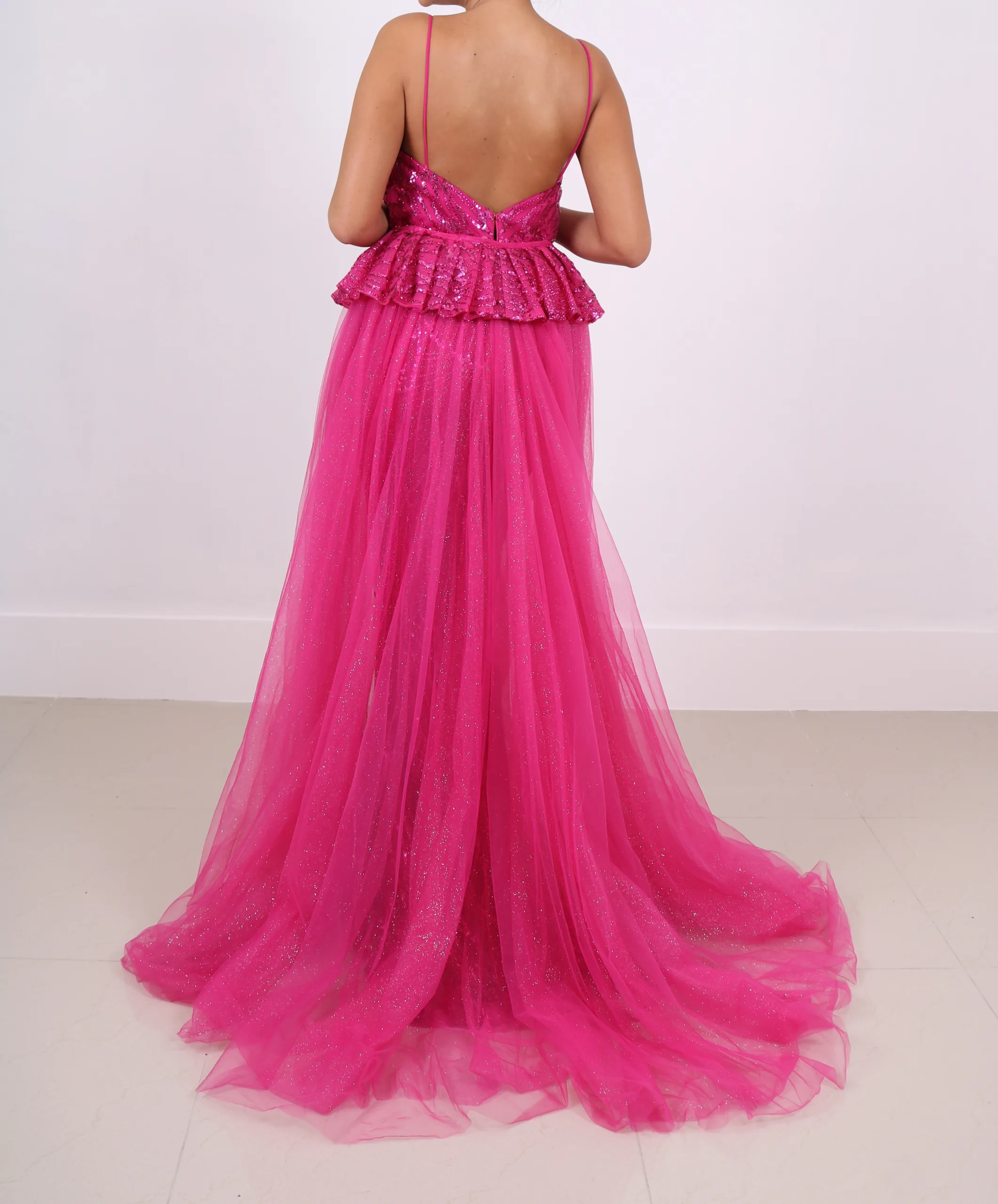 Robe de soirée longue brodée à sequins avec traîne en tulle – Image 2