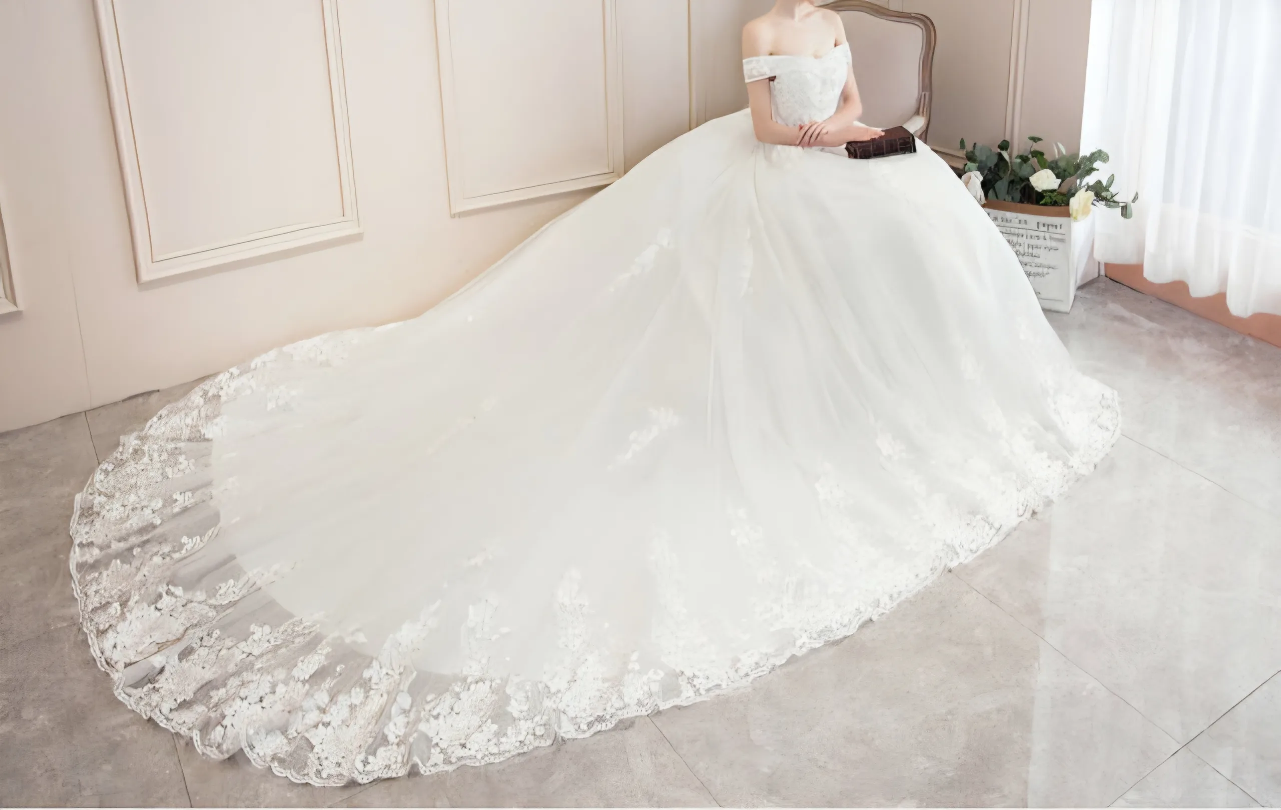 Robe de mariée élégante à col bateau, dentelle raffinée et traîne travaillée – Image 2