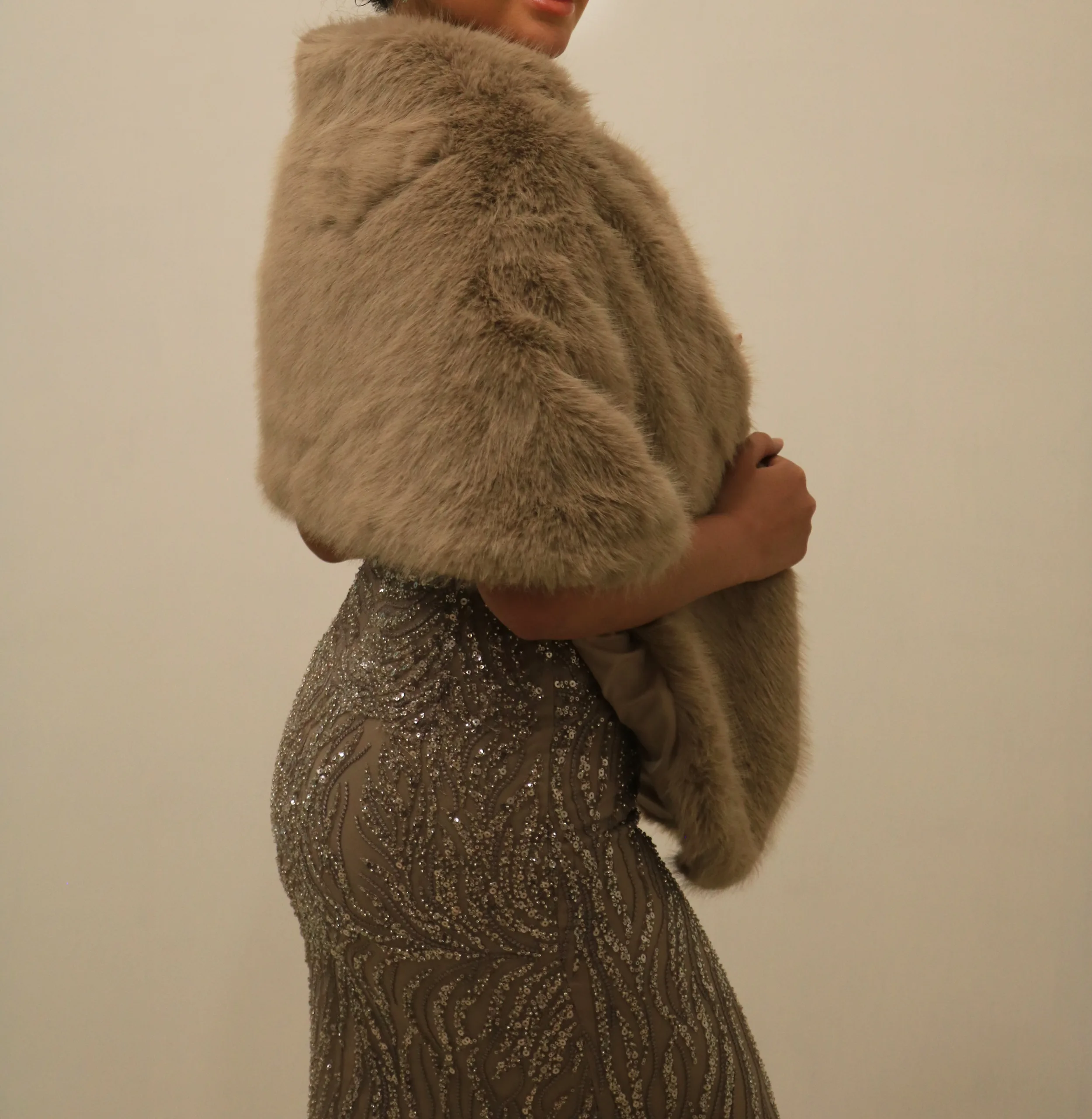 Boléro élégant à fourrure douce - Accessoire chic pour événements – Image 3