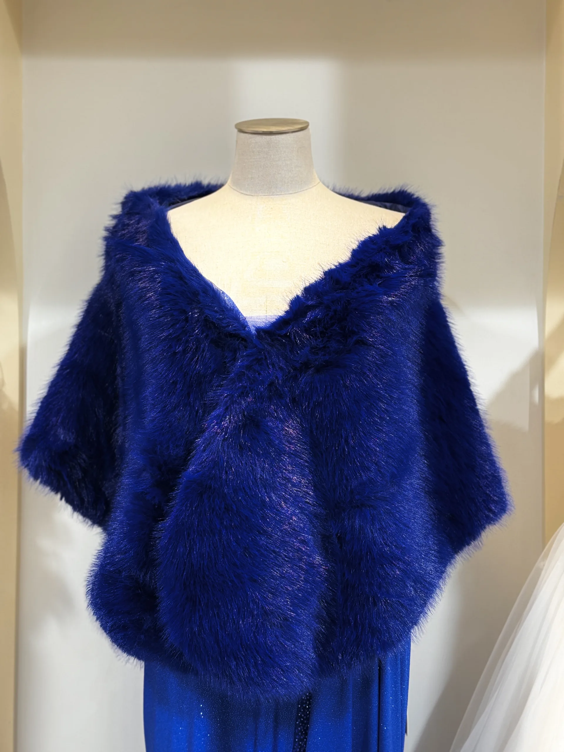 Boléro élégant à fourrure douce - Accessoire chic pour événements – Image 10