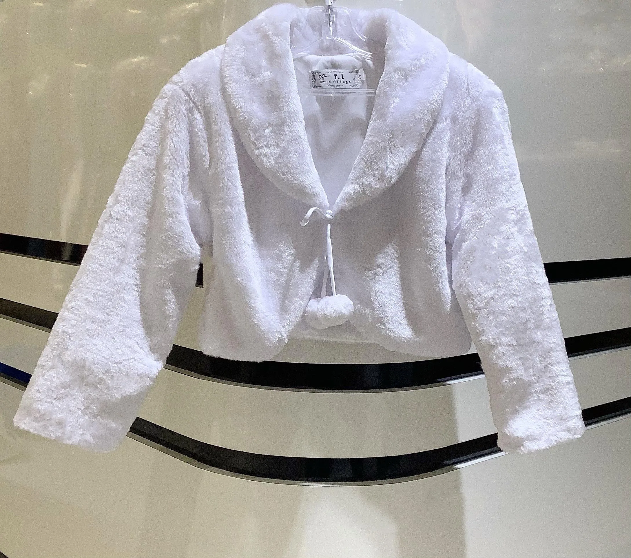 Boléro blanc enfant en fausse fourrure – Élégance et douceur pour cérémonies et grandes occasions – Image 2