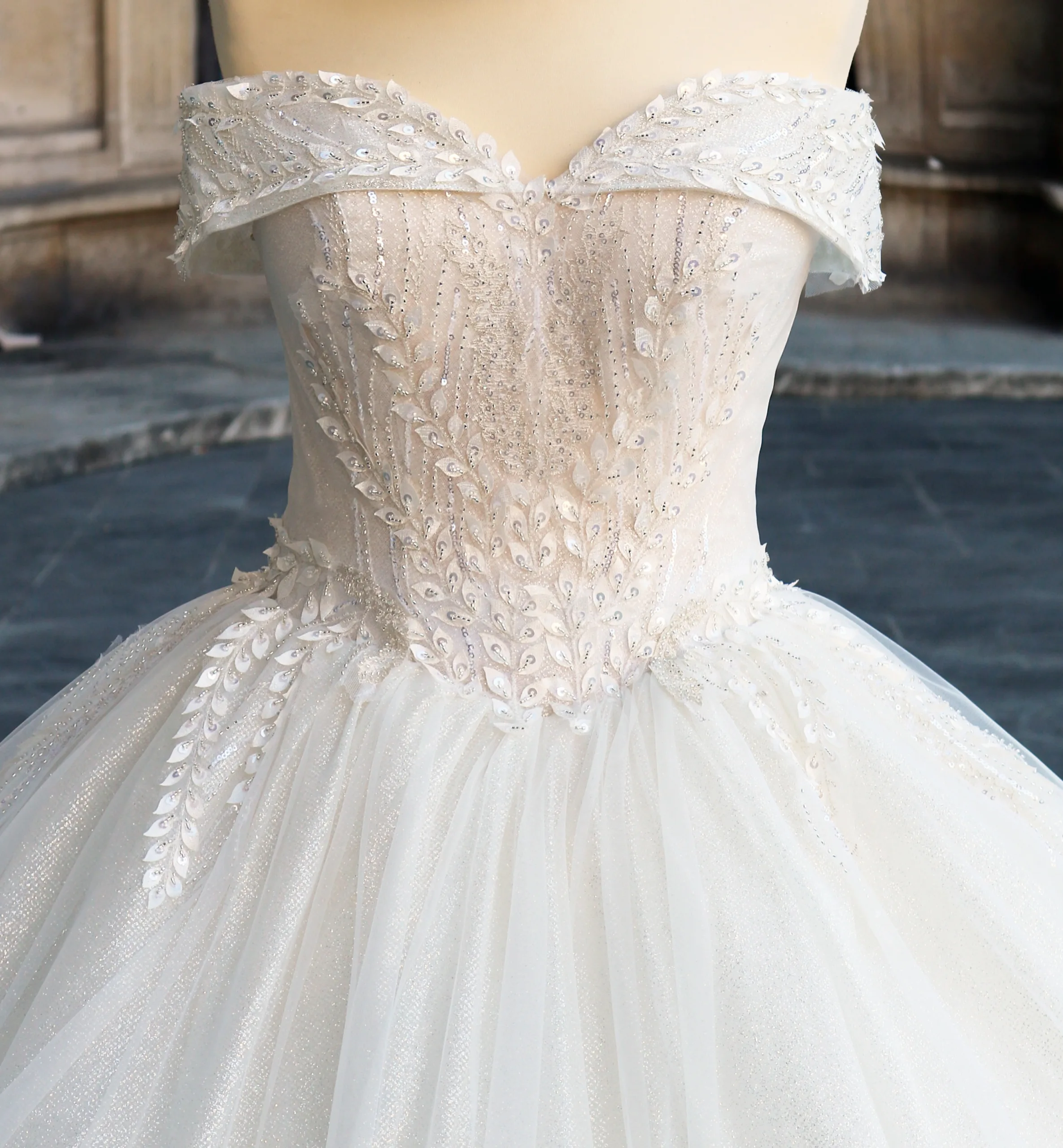 Robe de mariée princesse à épaule dénudées - Corset structuré et jupe volumineuse en tulle – Image 3