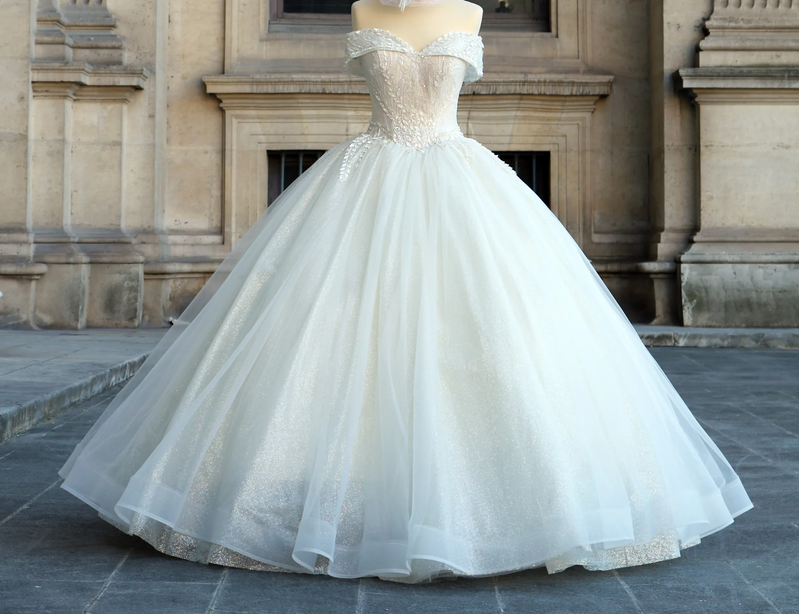 Robe de mariée princesse à épaule dénudées - Corset structuré et jupe volumineuse en tulle – Image 2