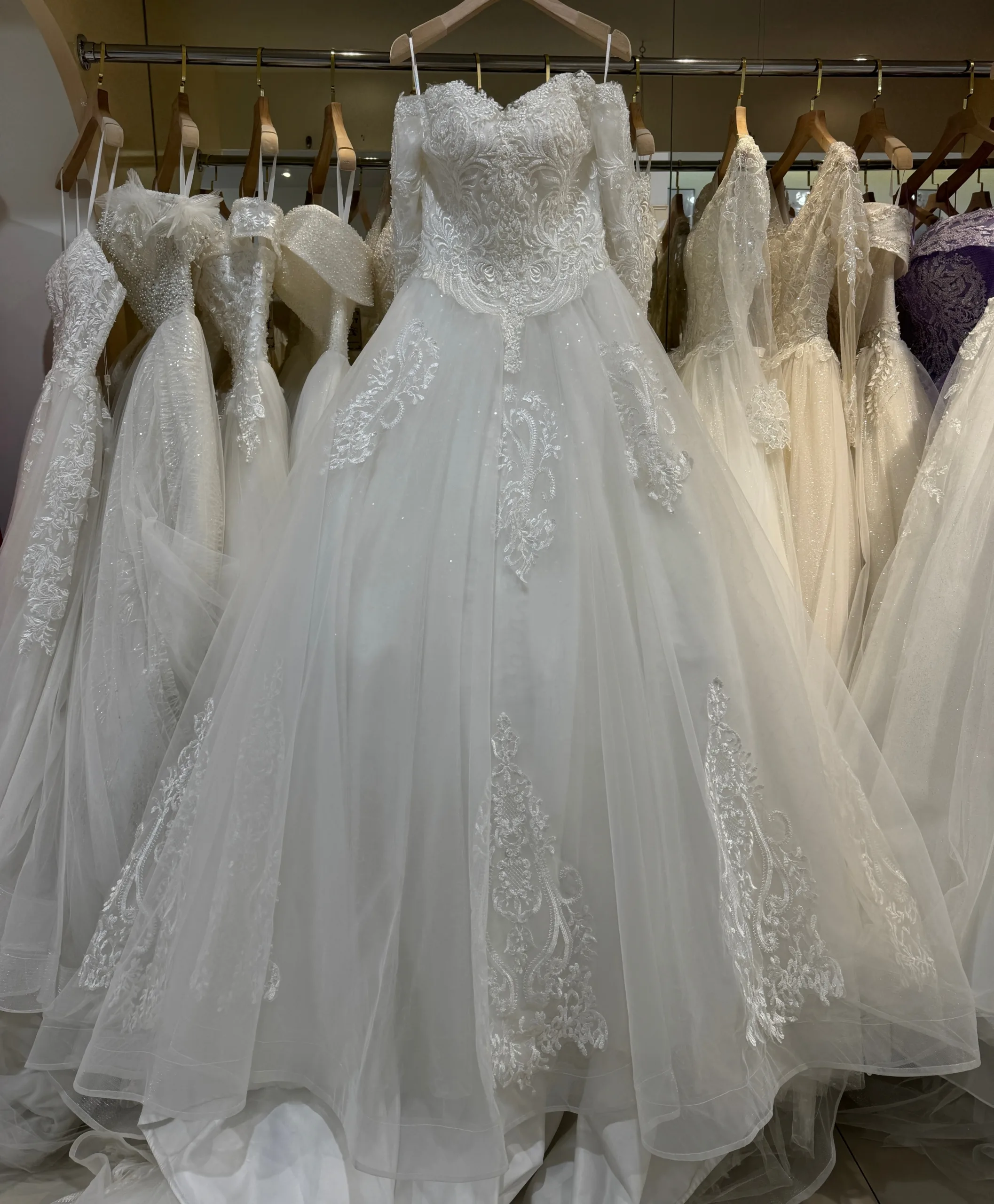 Robe de mariée princesse en dentelle à manches longues et encolure dégagée – Image 6