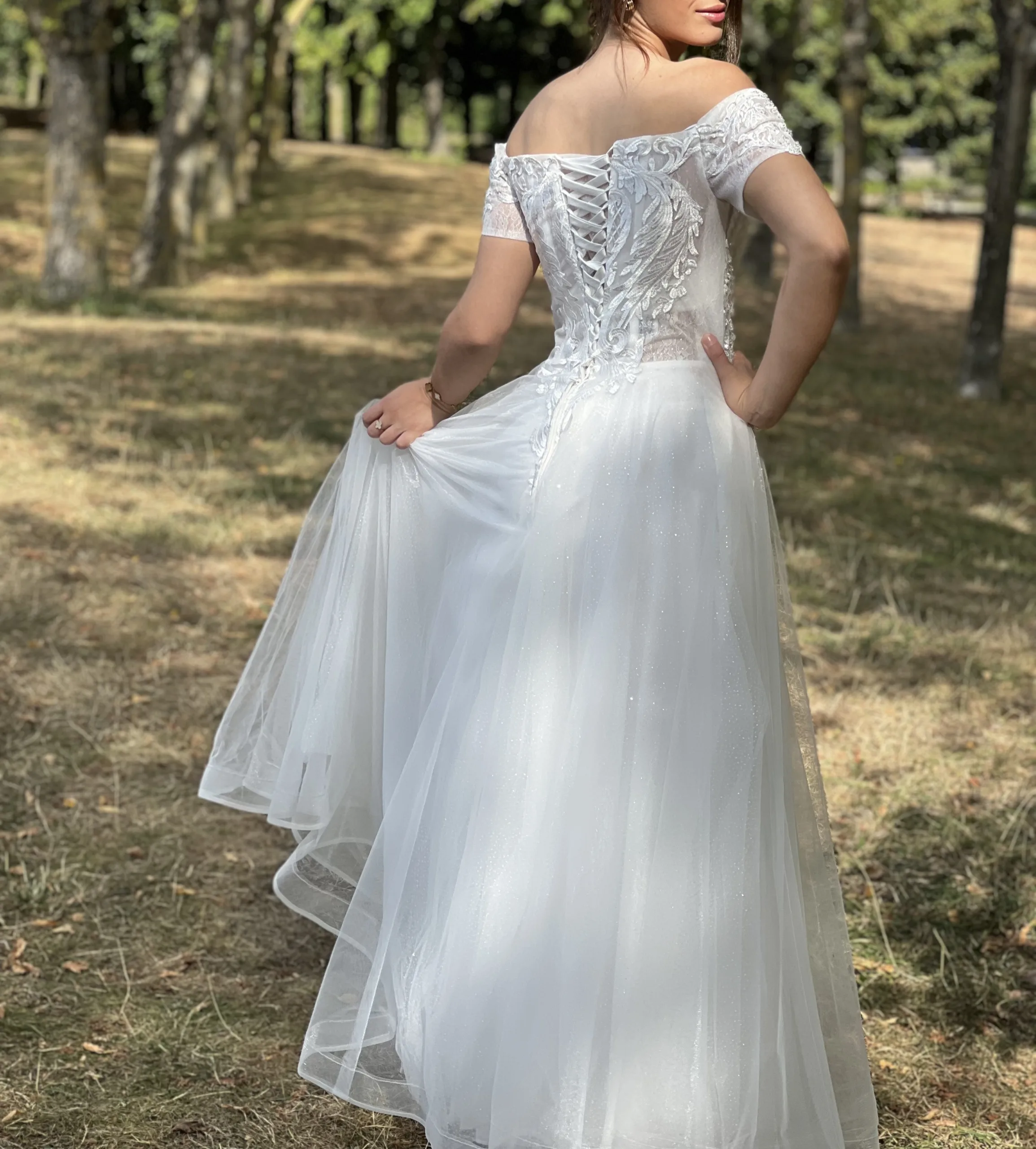 Robe longue de cérémonie col bateau -Bustier brodé et jupe fluide élégante – Image 2