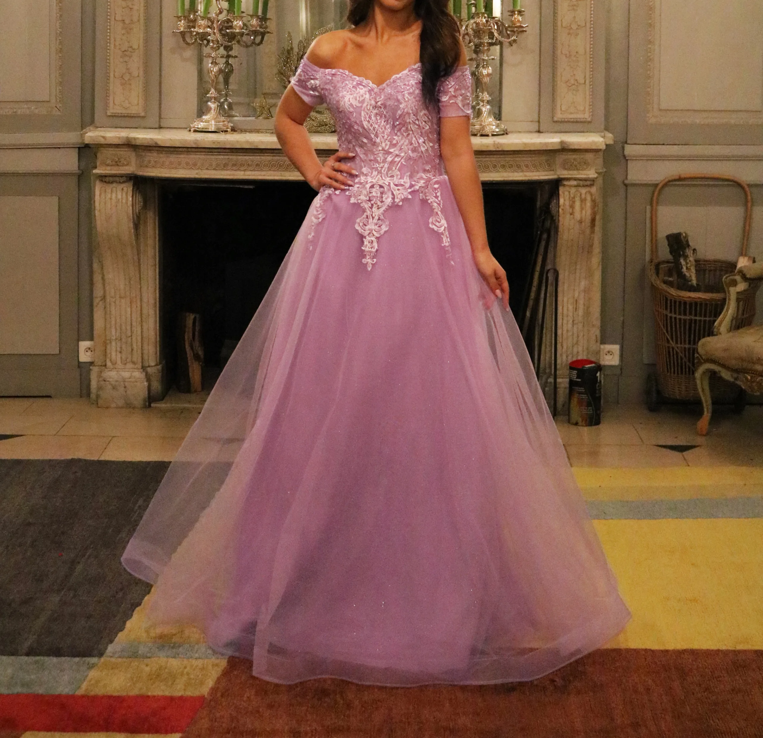 Robe longue de cérémonie col bateau -Bustier brodé et jupe fluide élégante – Image 4