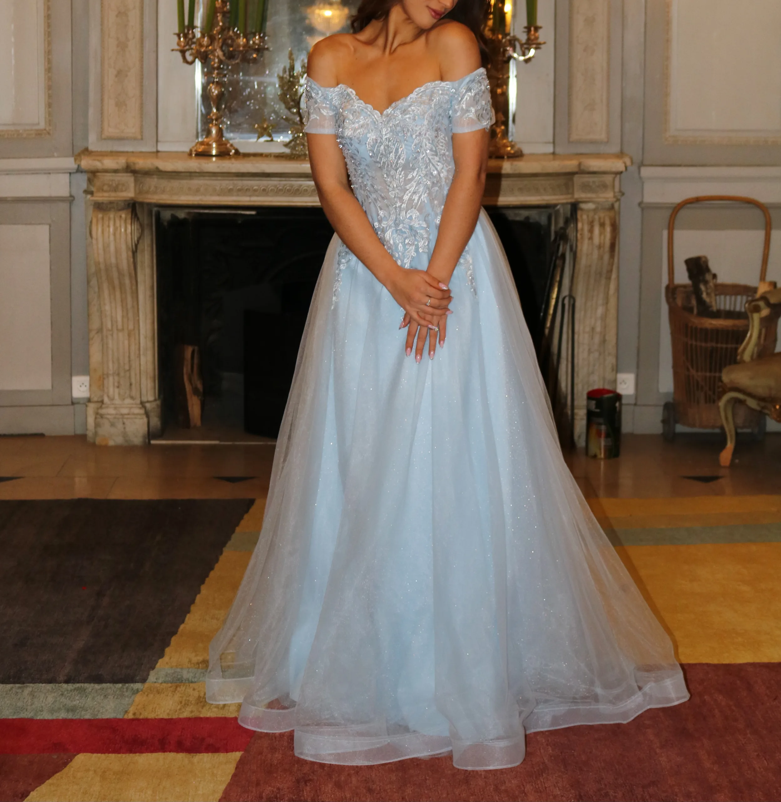 Robe longue de cérémonie col bateau -Bustier brodé et jupe fluide élégante – Image 5