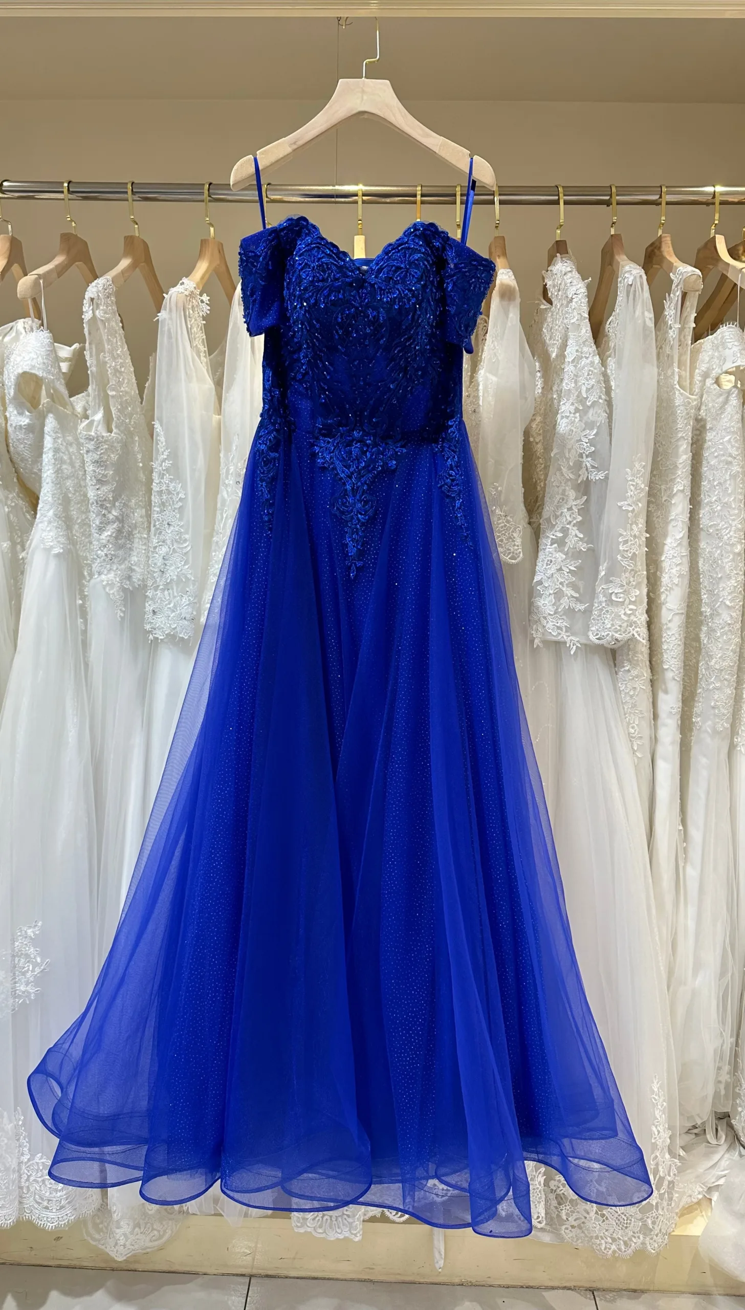 Robe longue de cérémonie col bateau -Bustier brodé et jupe fluide élégante – Image 7