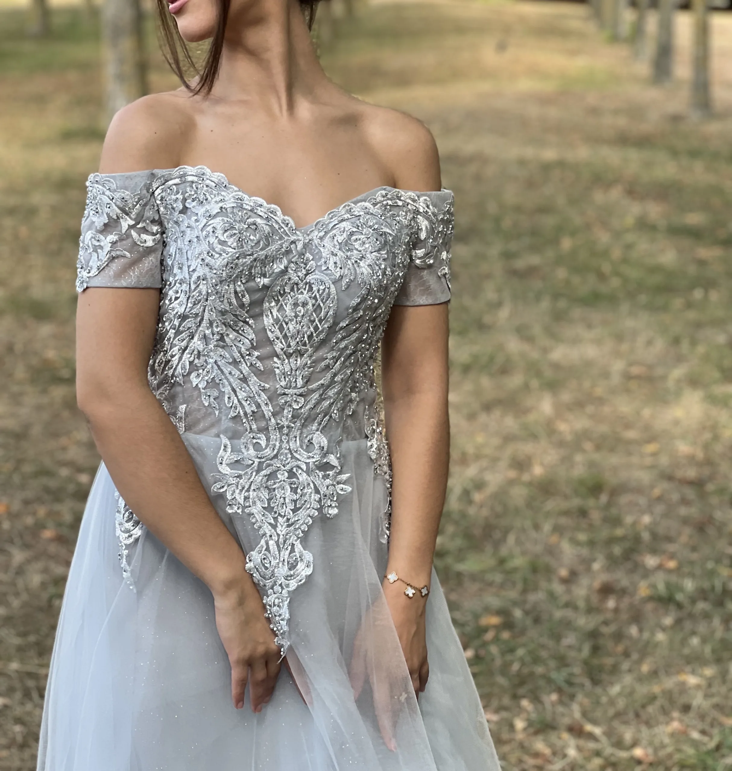 Robe longue de cérémonie col bateau -Bustier brodé et jupe fluide élégante – Image 8