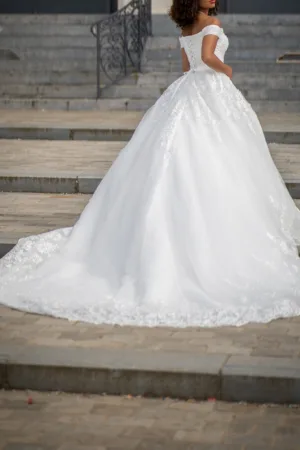 Robe de mariée princesse en dentelle à épaules dénudées