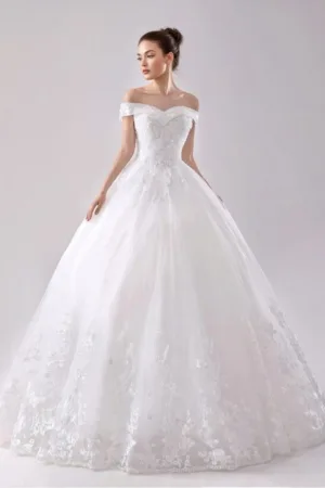 robe de mariée en col bateau, finitions en dentelle