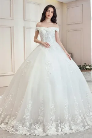 robe de mariée élégante col bateau avec traine dentelle