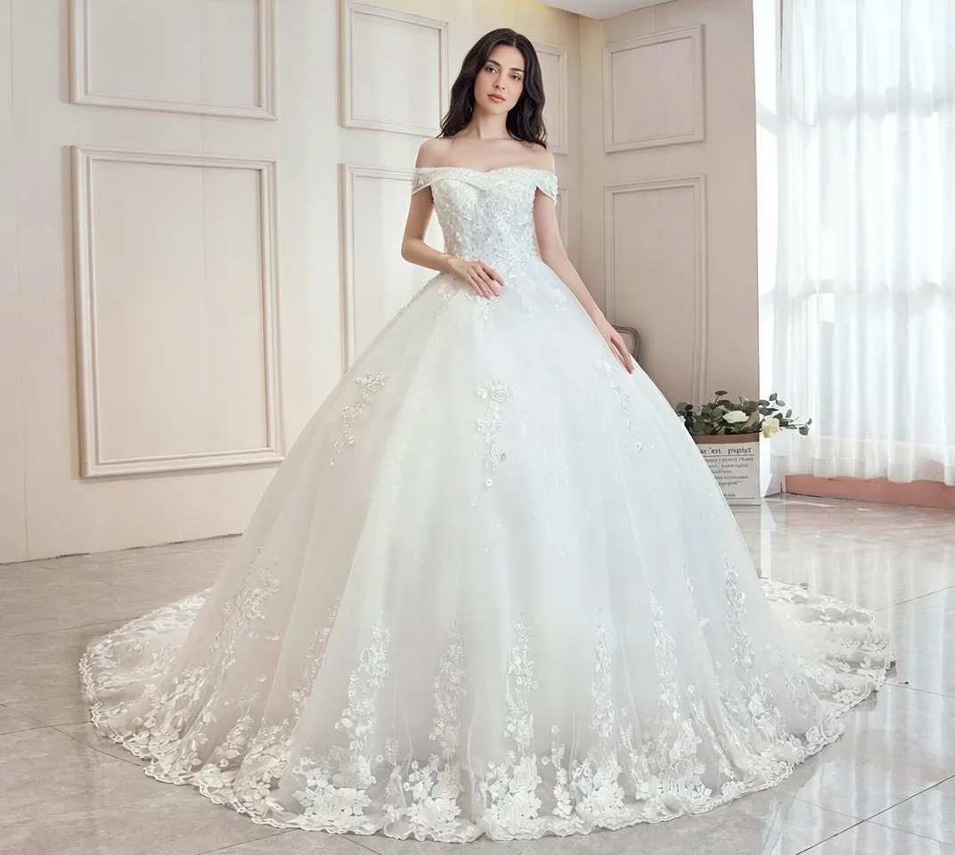 robe de mariée élégante col bateau avec traine dentelle