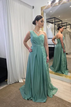 robe asymétrique avec drapée et traîne