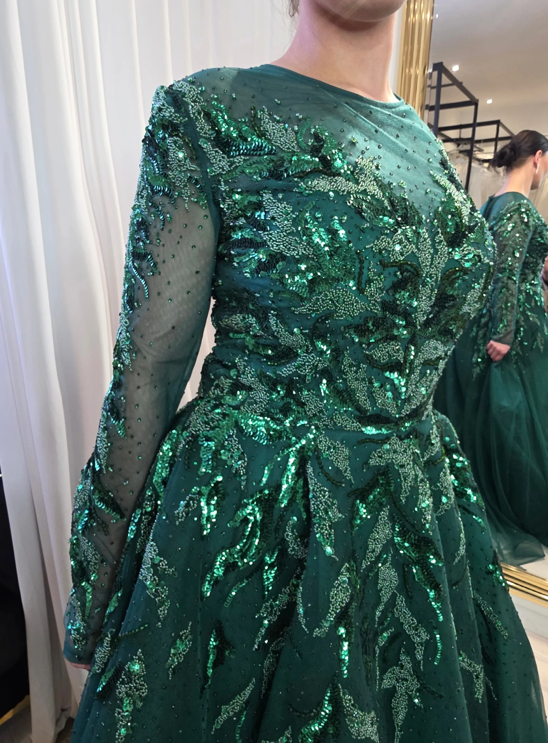 Robe de soirée manches longues brodée et pailletée – Image 4