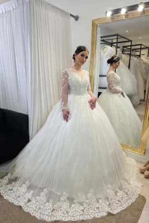 Robe de mariée romantique en dentelle manche longue