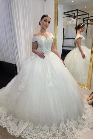 Robe de mariée princesse, épaules dénudées avec traine