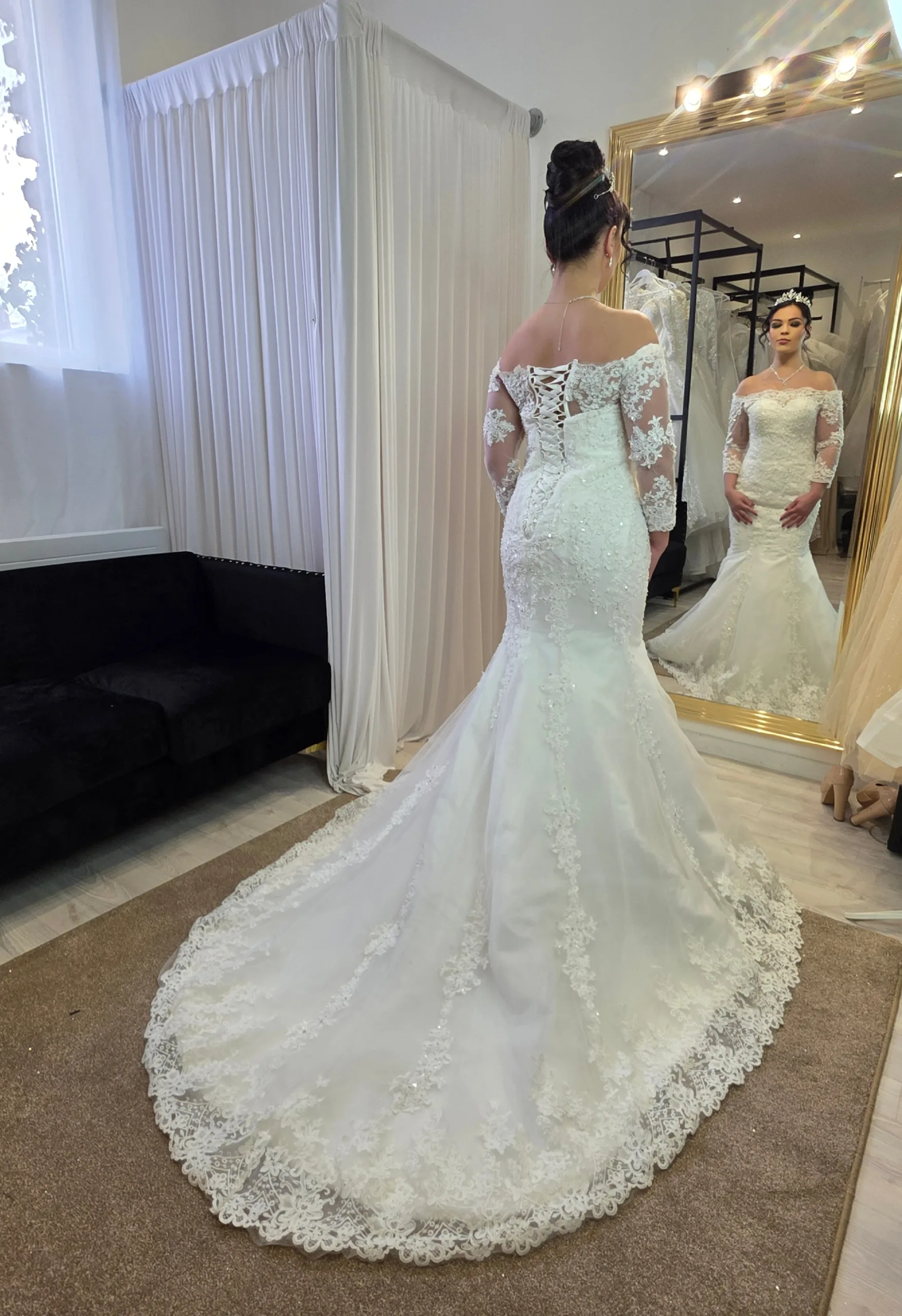 Robe de mariée sirène en dentelle col cœur – Manches longues tombantes et traîne élégante – Image 2