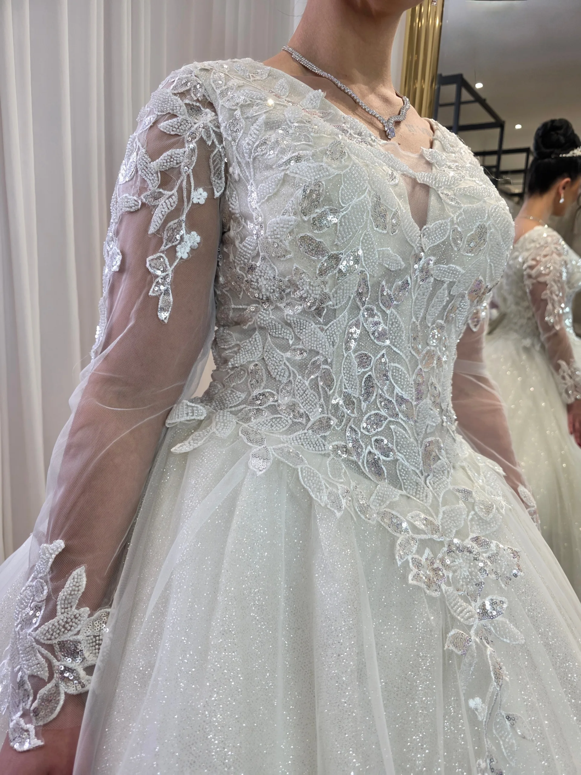 Robe de mariée princesse scintillante manches longues – Dentelle, paillettes et jupe volumineuse – Image 2