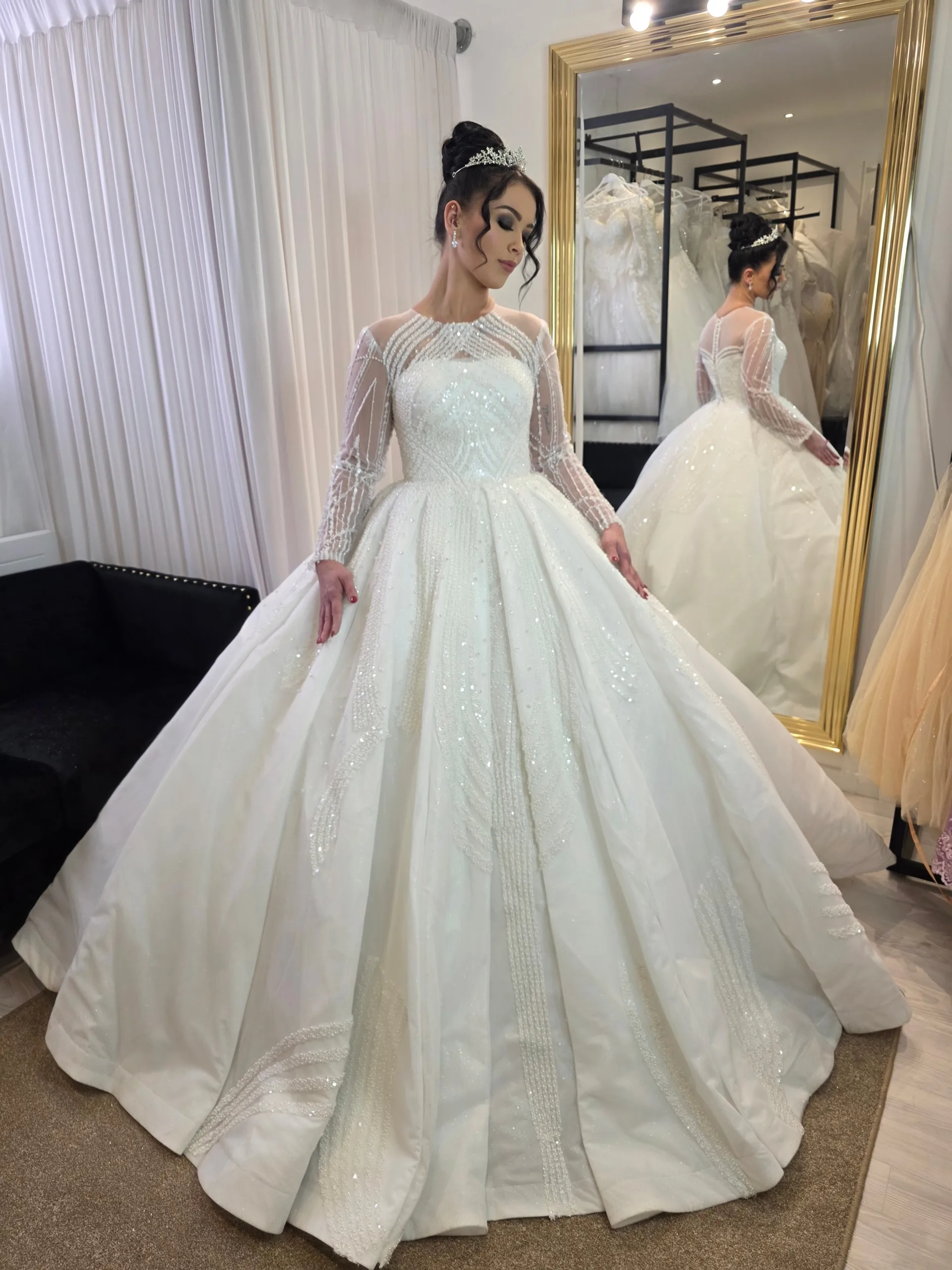 Robe de mariée princesse prestige en tulle et perles – Manches longues transparentes & jupe volumineuse scintillante – Image 2