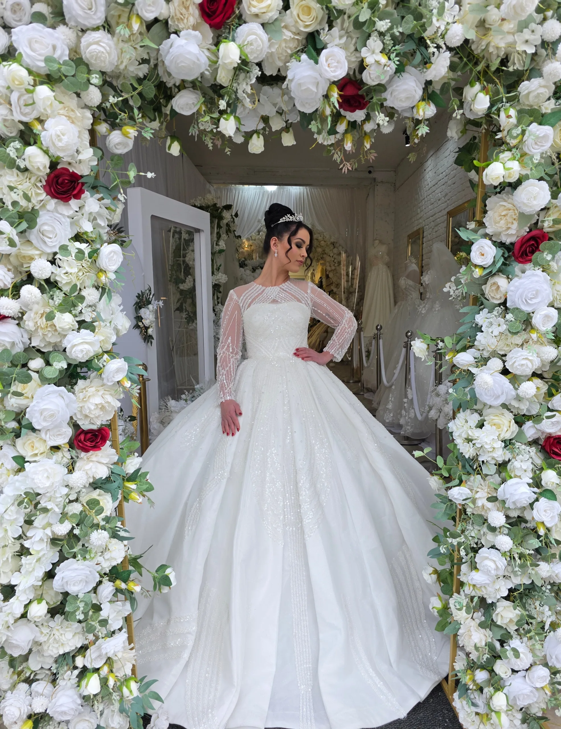 Robe de mariée princesse prestige en tulle et perles – Manches longues transparentes & jupe volumineuse scintillante – Image 3